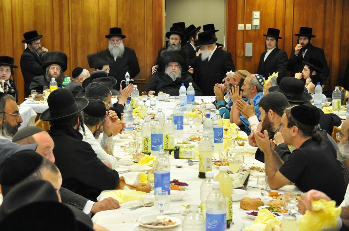 סעודת עניים בבעלזא • צפו בתמונות