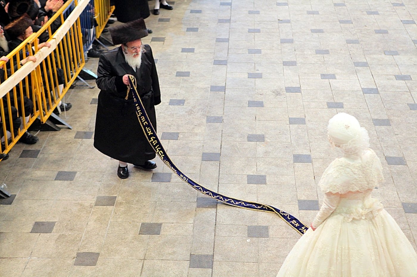 רגע השיא: כ"ק האדמו"ר בריקוד עם הכלה • תיעוד