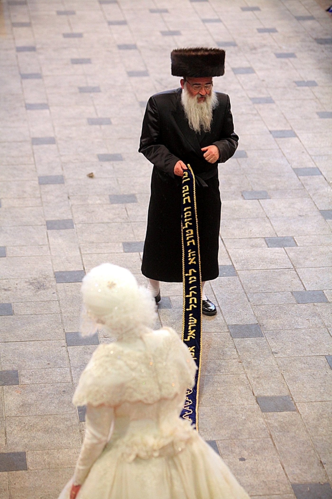 רגע השיא: כ"ק האדמו"ר בריקוד עם הכלה • תיעוד