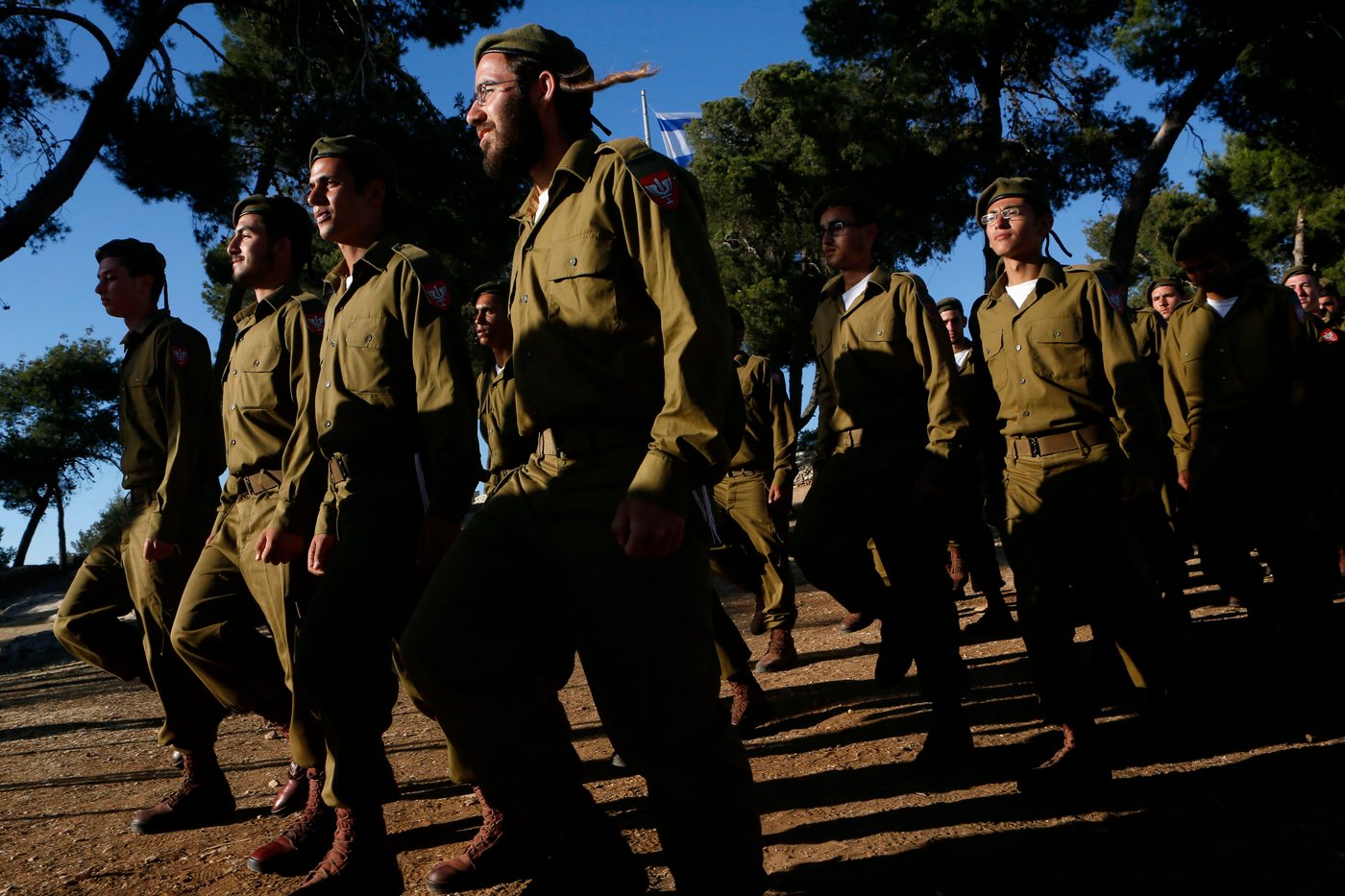 צפו בגלריה: חיילי הנח"ל החרדי הושבעו, פעילים חרדים באו לחבק