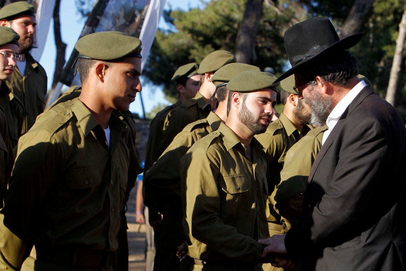 צפו בגלריה: חיילי הנח"ל החרדי הושבעו, פעילים חרדים באו לחבק