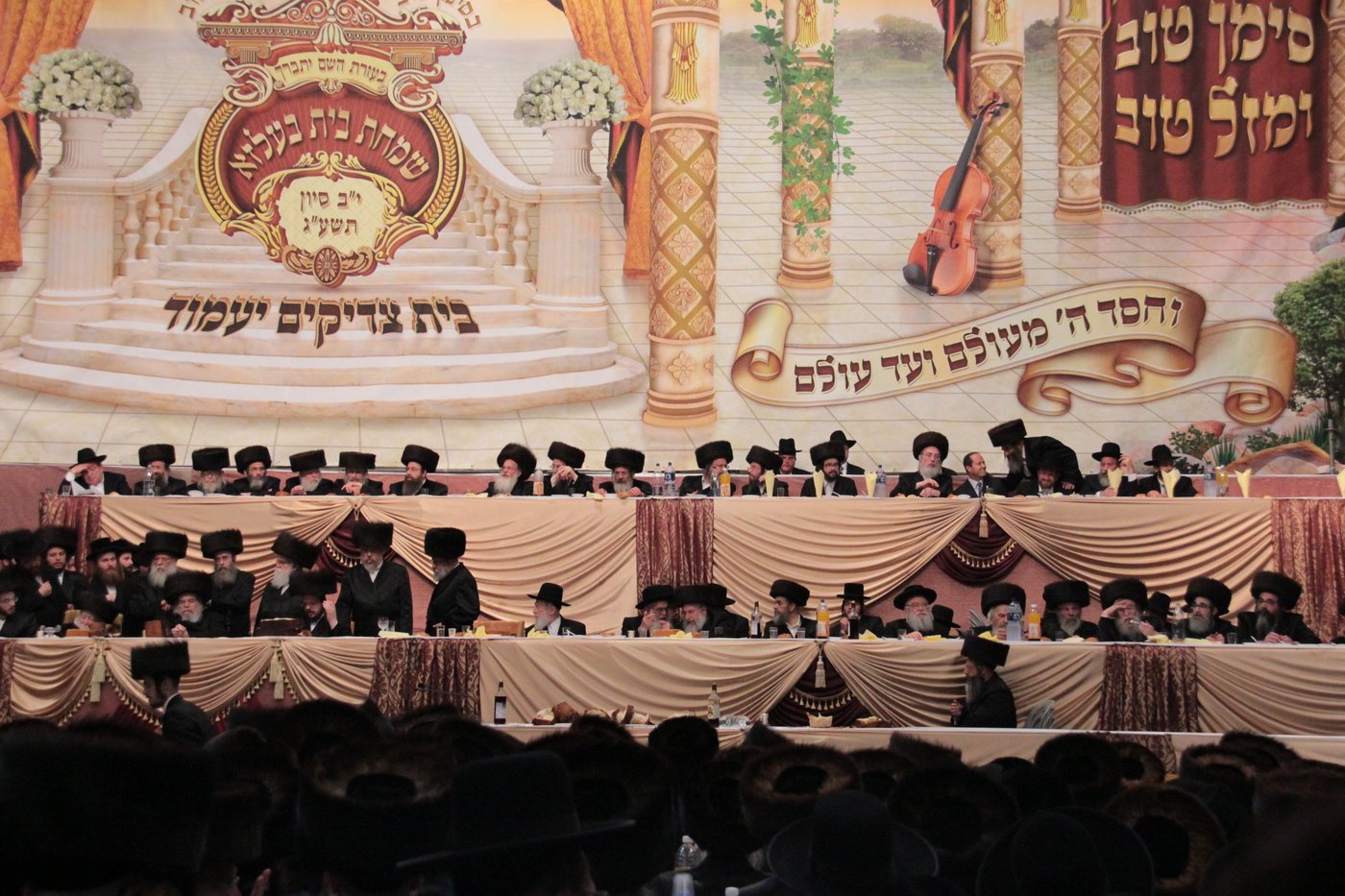 היסטוריה: האדמו"ר מבעלזא בריקוד עם האדמו"ר מתולדות אברהם יצחק
