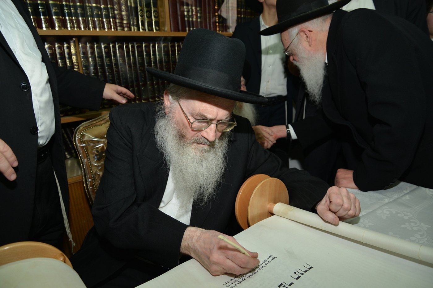 הכנסת ספר תורה לזכר הגרי"ש אלישיב • גלריה
