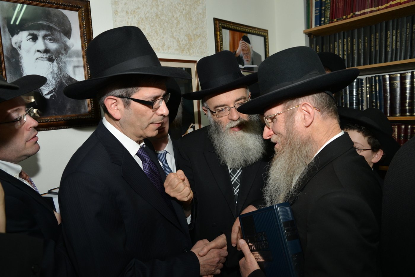הכנסת ספר תורה לזכר הגרי"ש אלישיב • גלריה