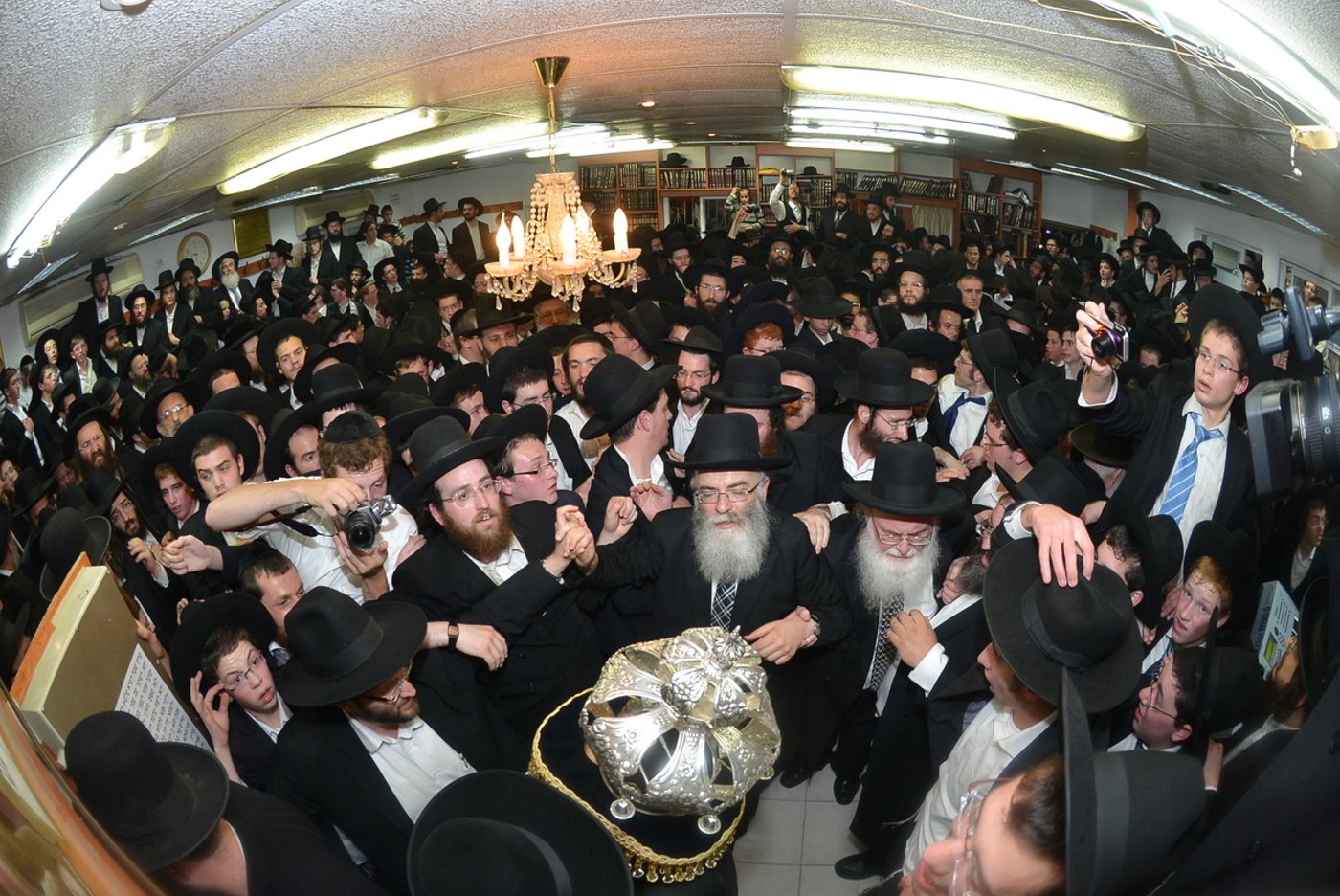הכנסת ספר תורה לזכר הגרי"ש אלישיב • גלריה