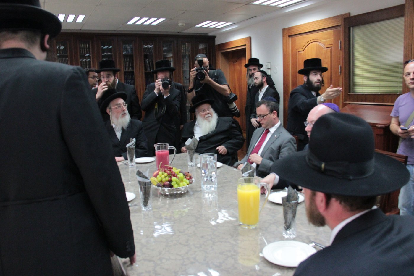 צפו בתיעוד: סגן שר החוץ הבריטי נועד עם האדמו"ר מבעלזא