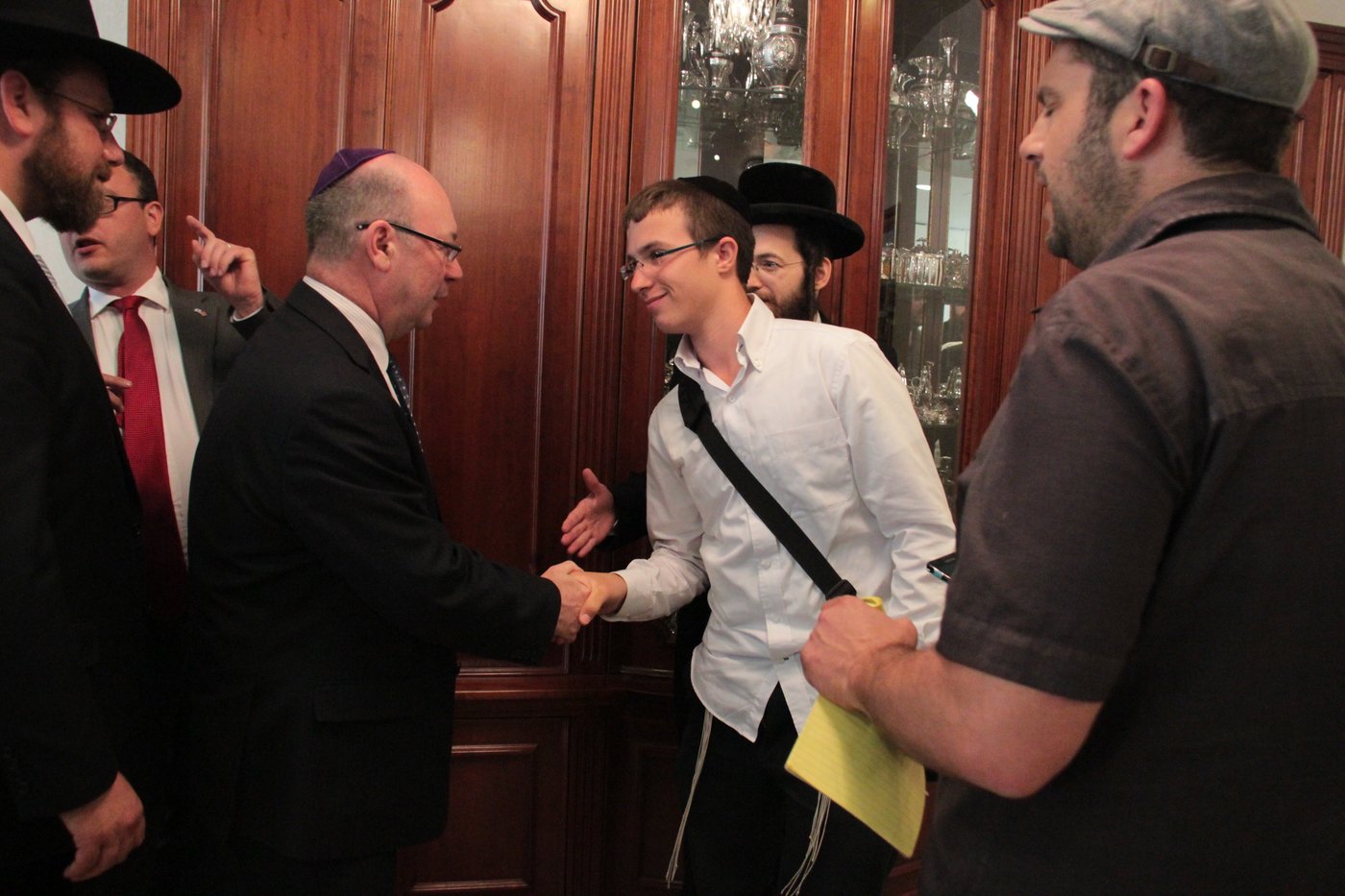 צפו בתיעוד: סגן שר החוץ הבריטי נועד עם האדמו"ר מבעלזא