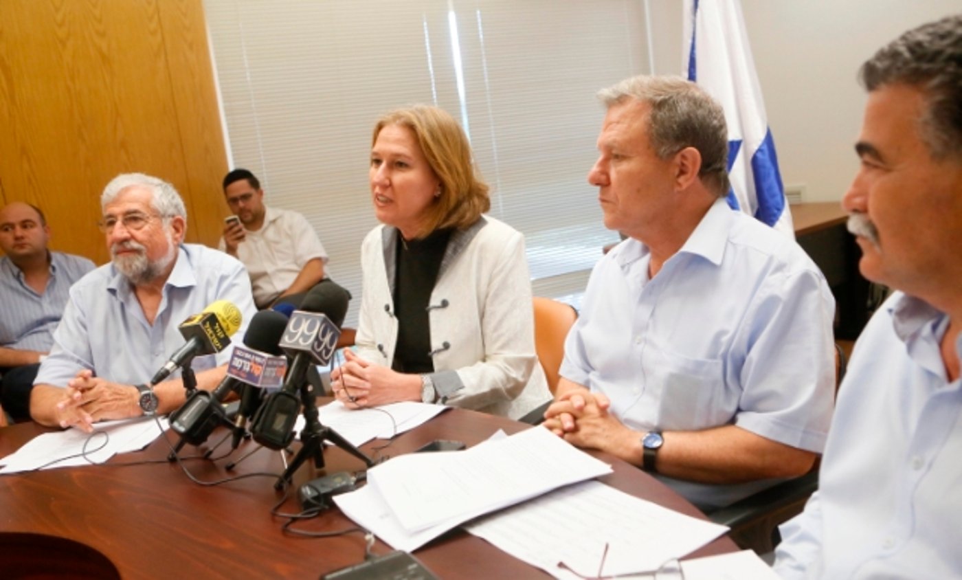 לבני עם חברי מפלגתה