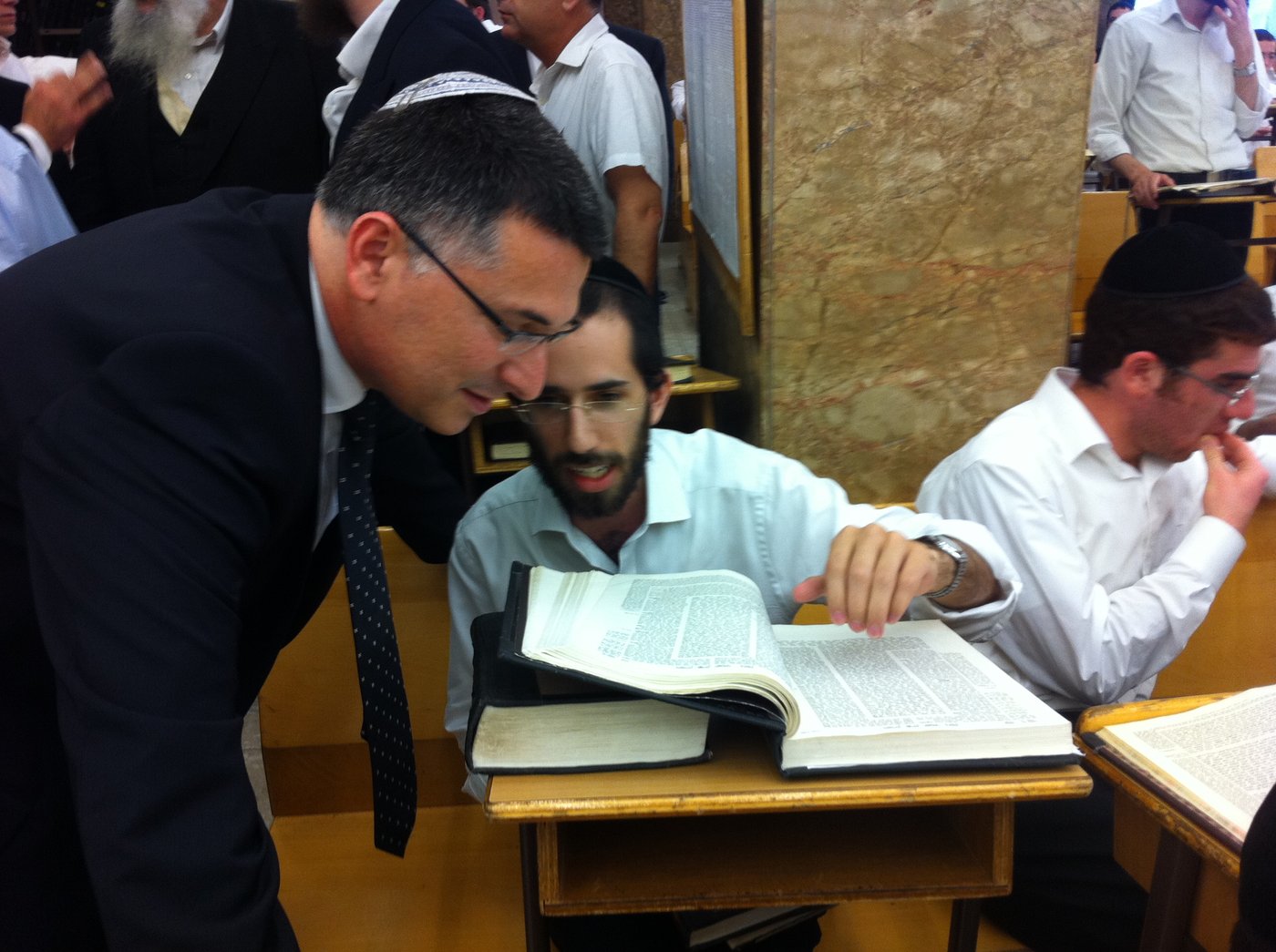 שר הפנים גדעון סער ביקר בפוניבז' ונועד עם הגראי"ל