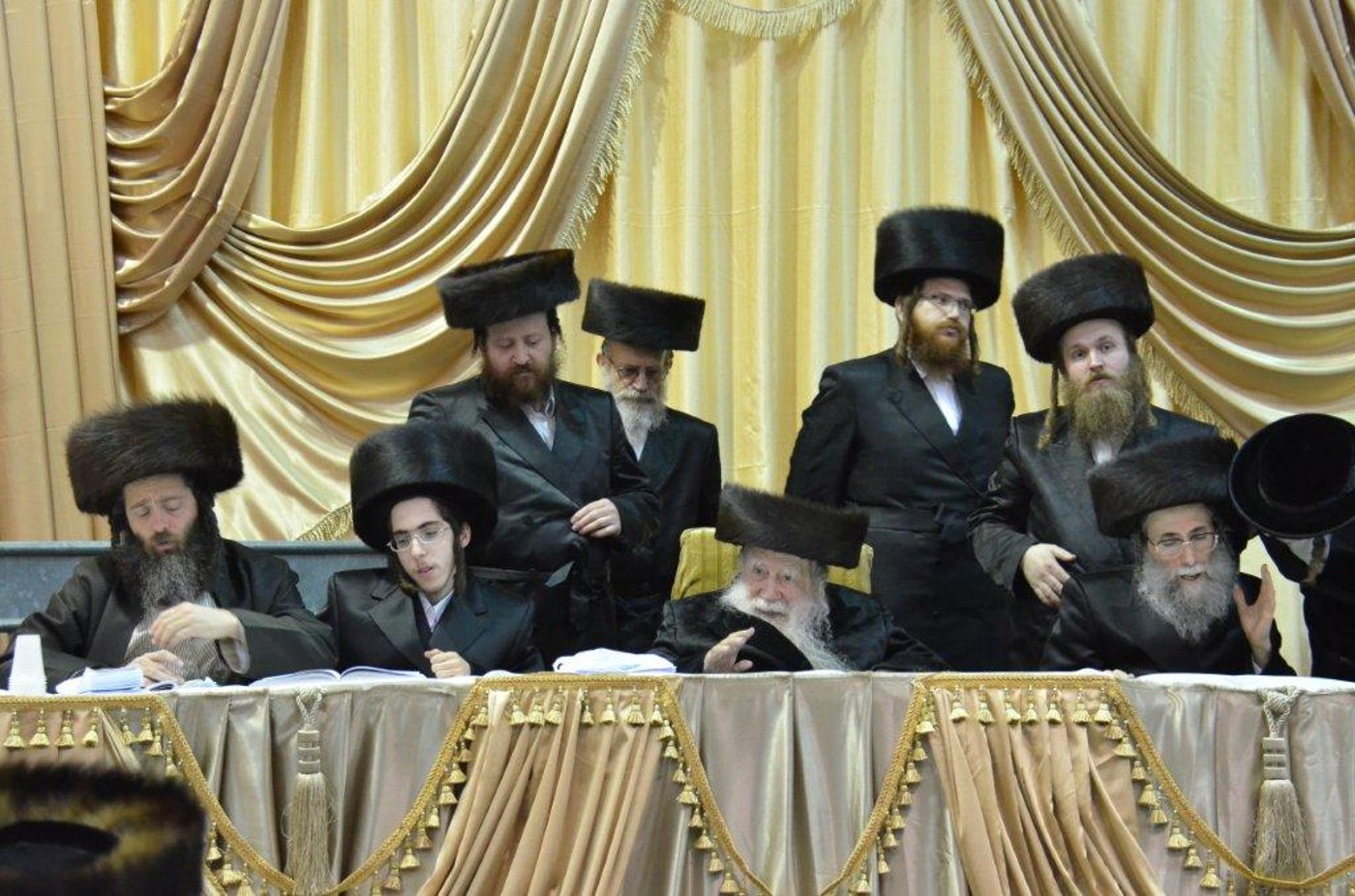 מצהלות חתנים: חתונת נכד האדמו"ר מערלוי • צפו