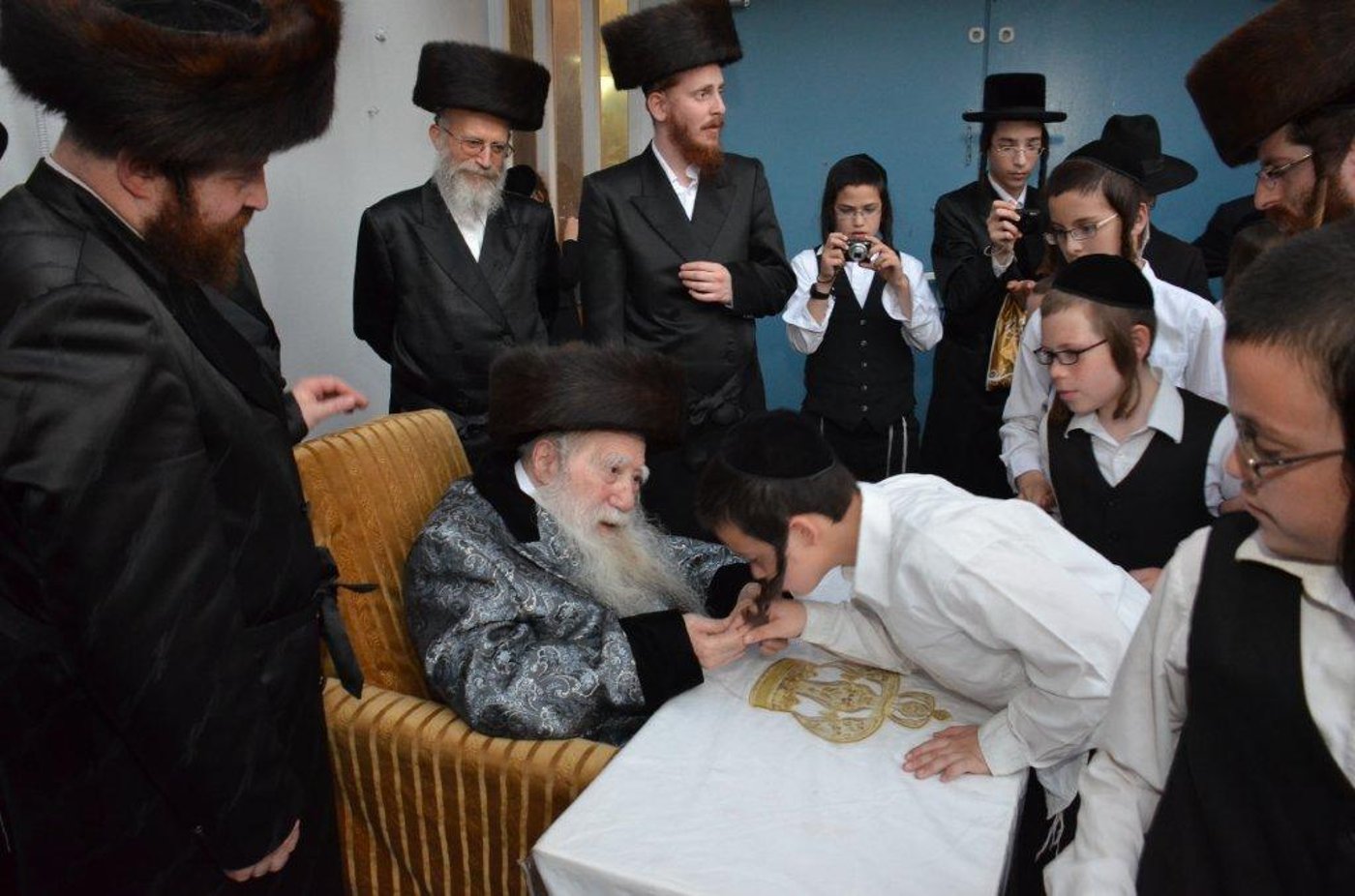 מצהלות חתנים: חתונת נכד האדמו"ר מערלוי • צפו