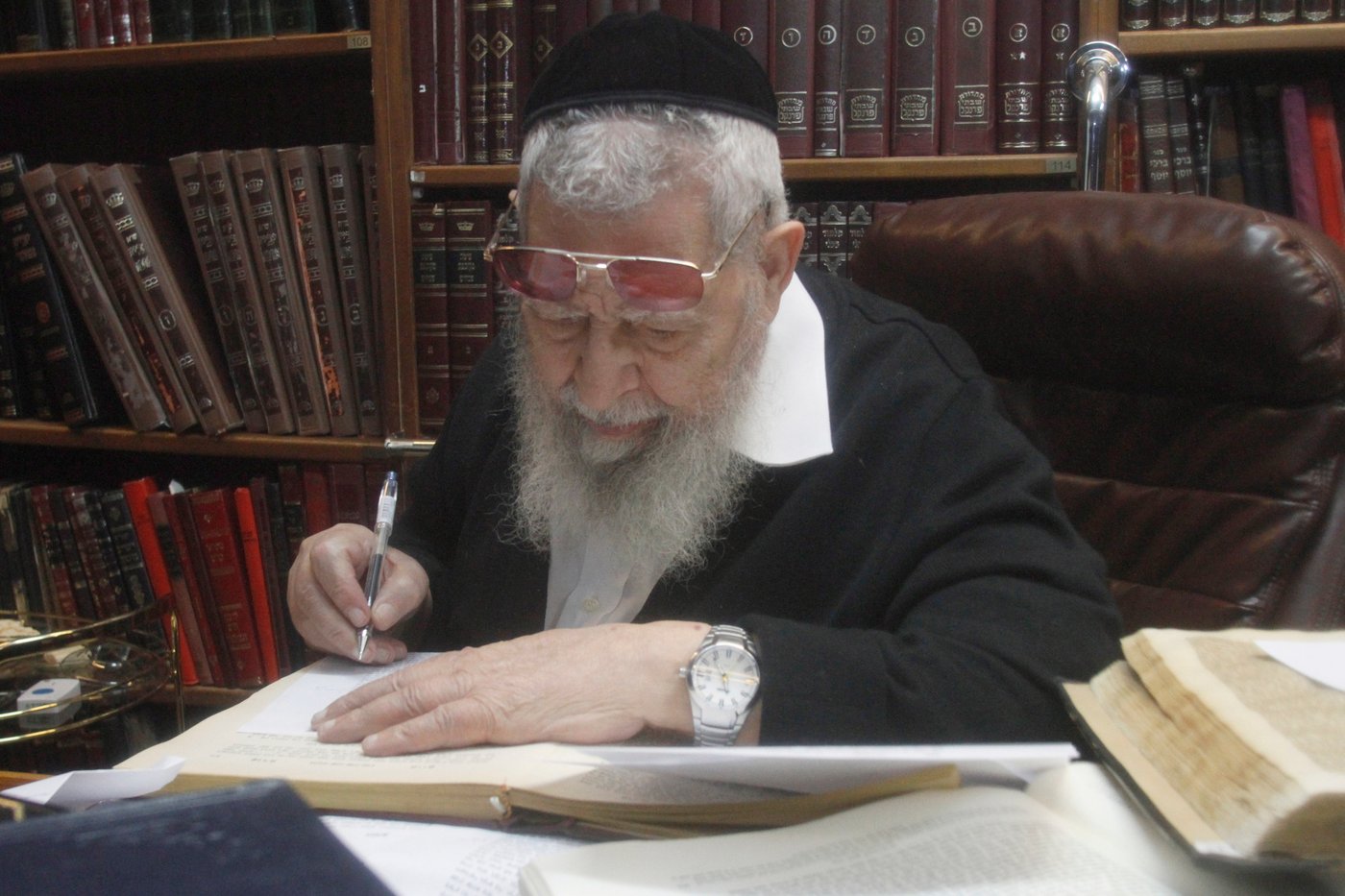 מרן הגר"ע יוסף שוקד על תלמודו
