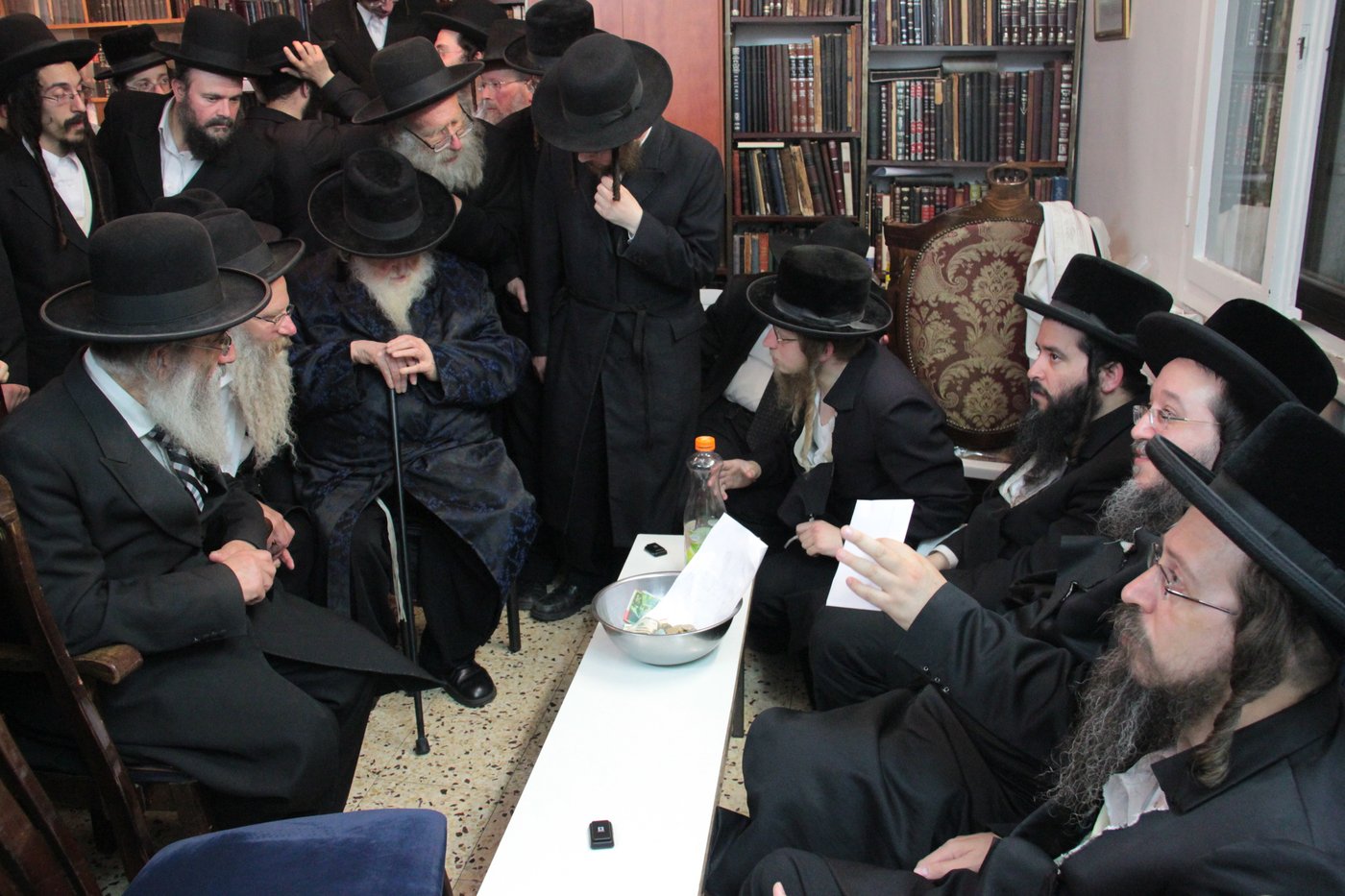 צפו: ניחום אבלים בבית האדמו"ר מסווארן