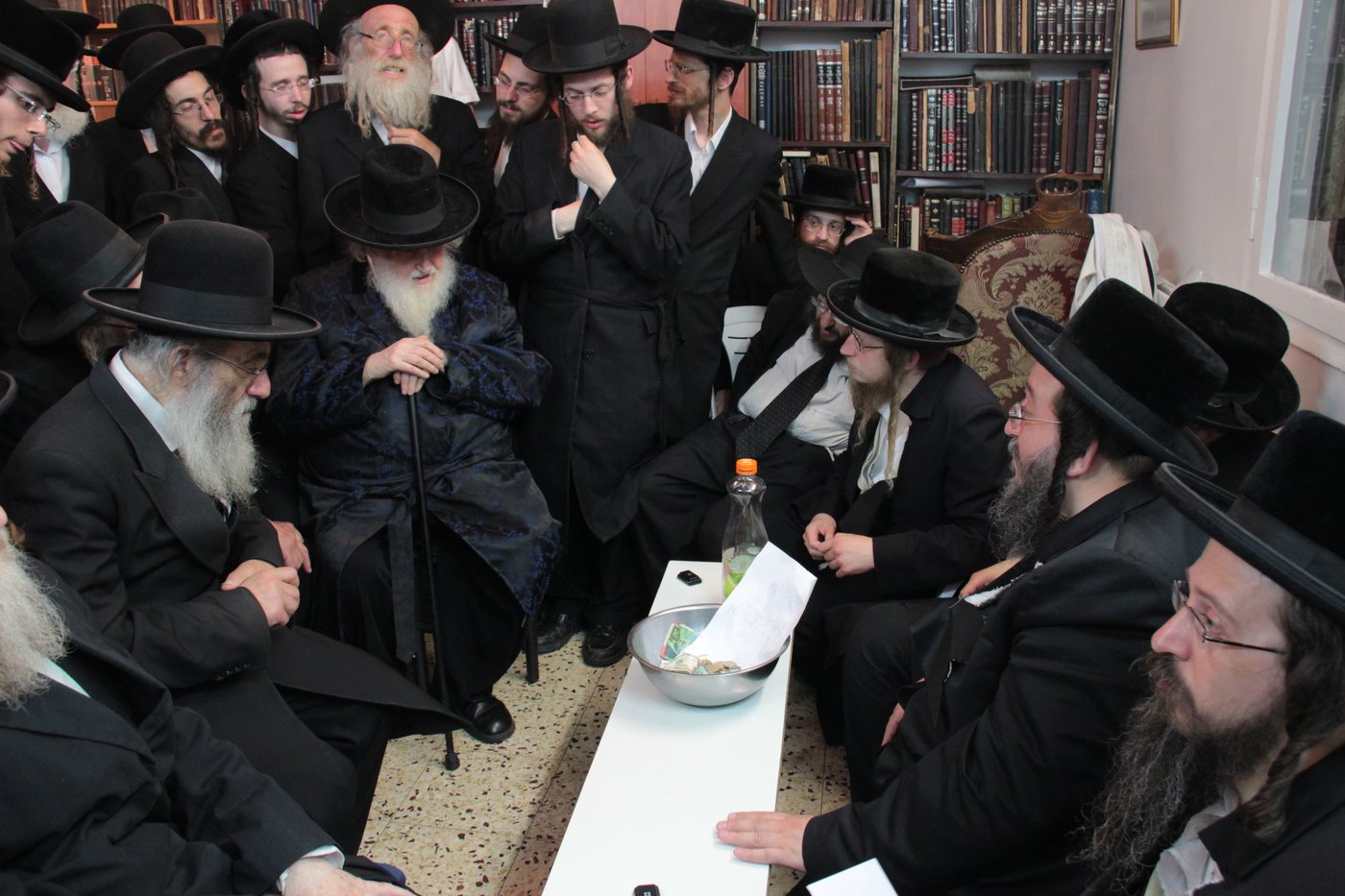 צפו: ניחום אבלים בבית האדמו"ר מסווארן