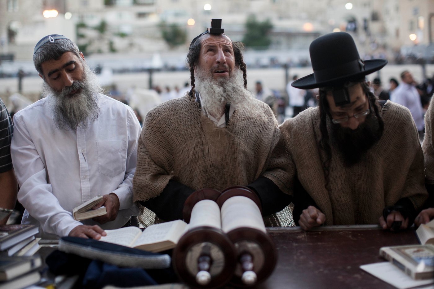 י"ז בתמוז בכותל המערבי: מתפללים עם שק • תמונות