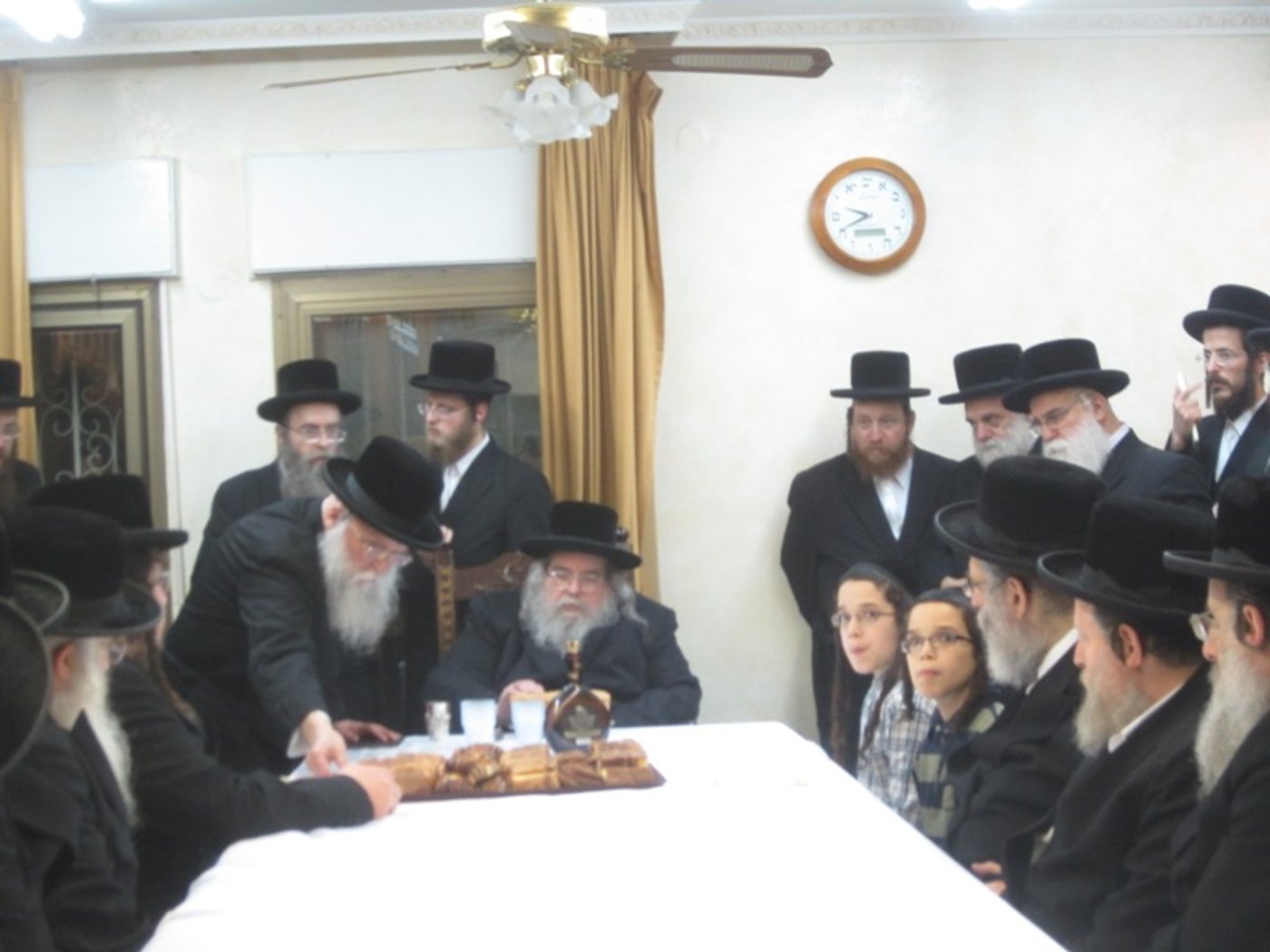 מוצאי י"ז בתמוז: האדמו"ר מבעלזא ב"לחיים טיש" בטלז סטון