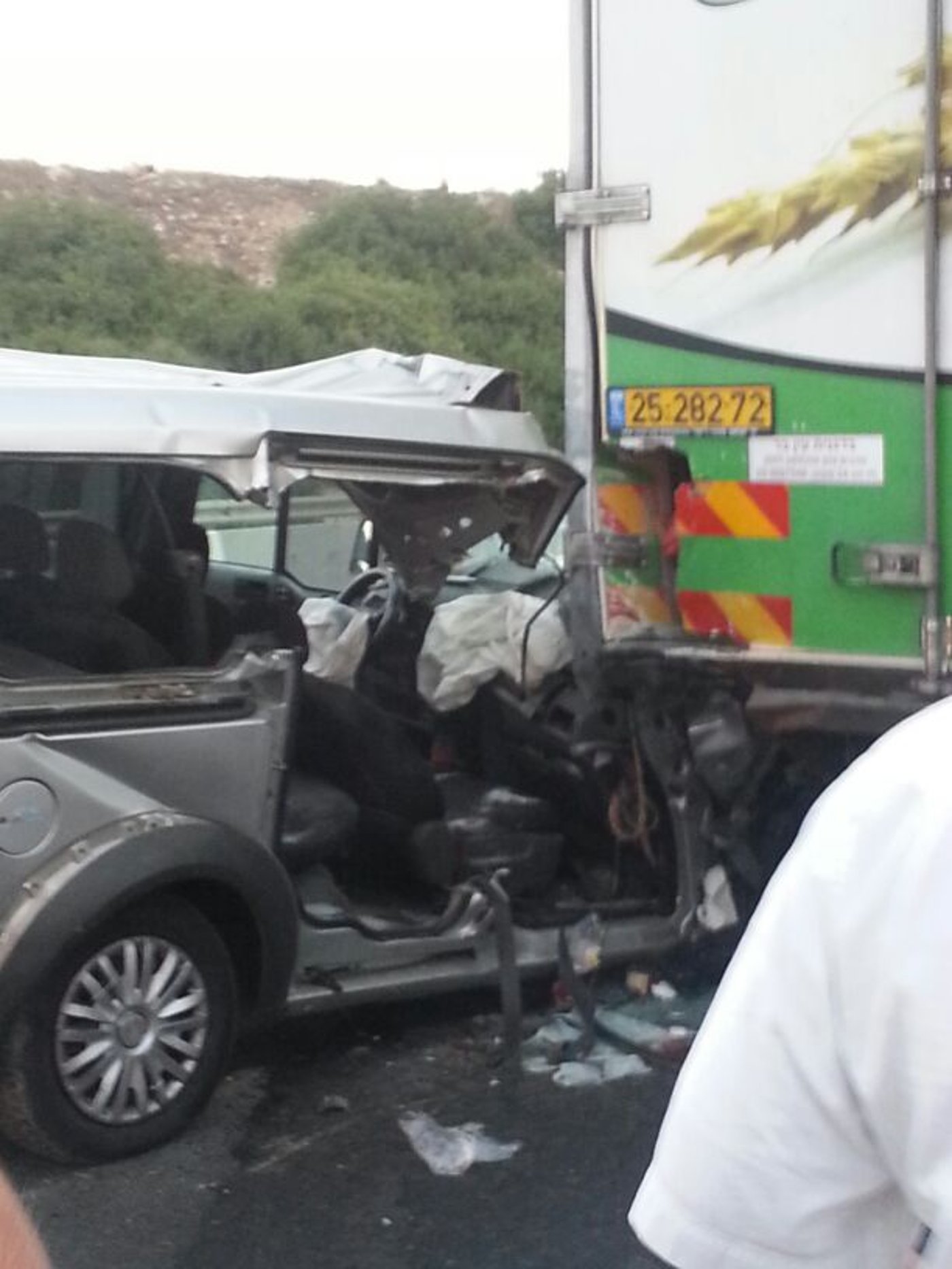 מחריד: המשאית מחצה את הרכב, הנוסע נהרג