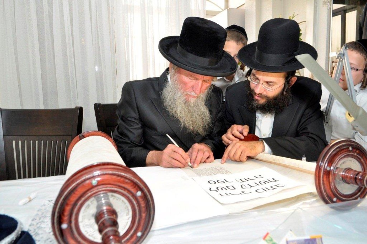 הכנסת ספר תורה לבית המדרש "משכן אסתר" בסנהדריה • גלריה