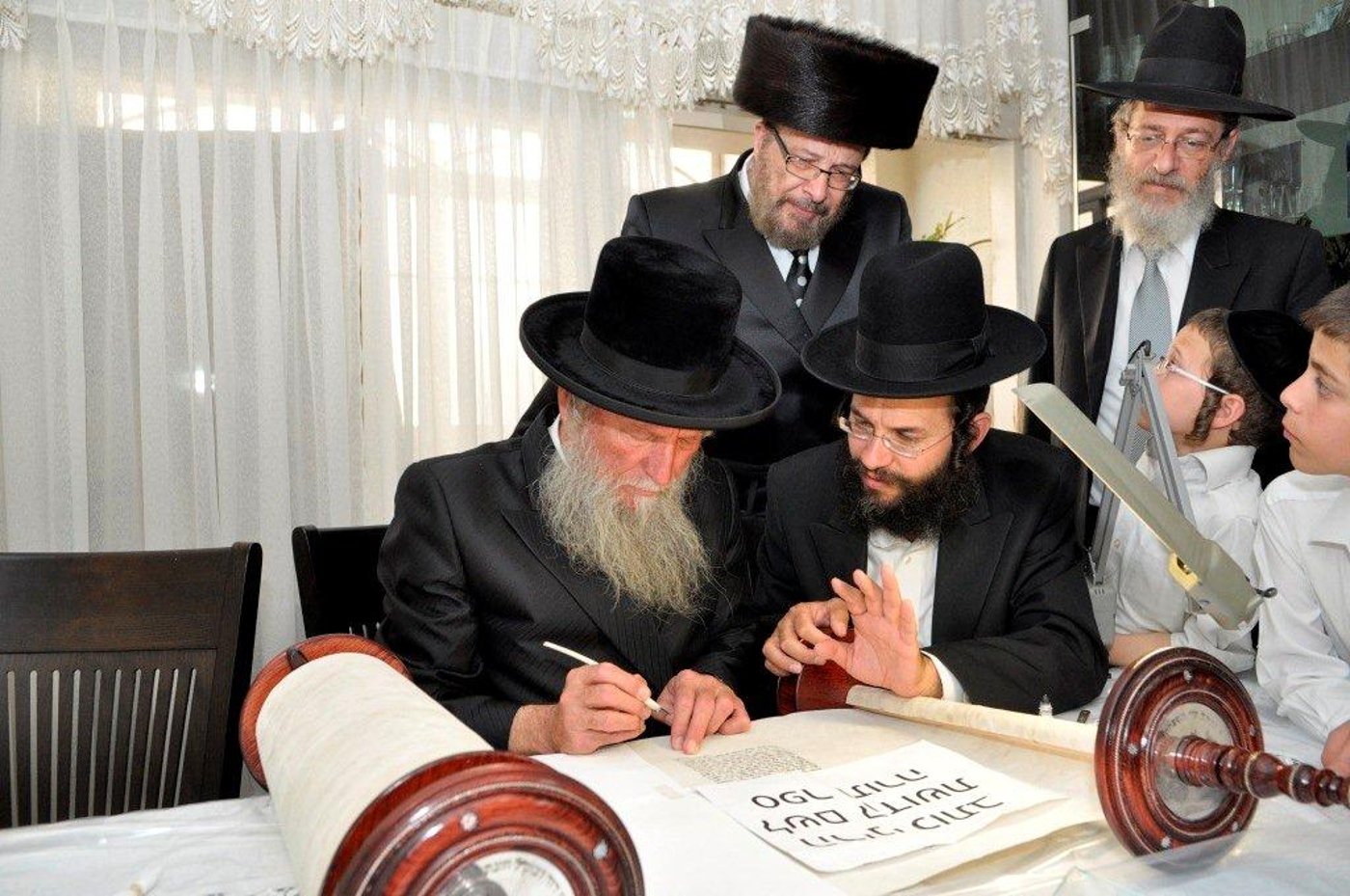 הכנסת ספר תורה לבית המדרש "משכן אסתר" בסנהדריה • גלריה