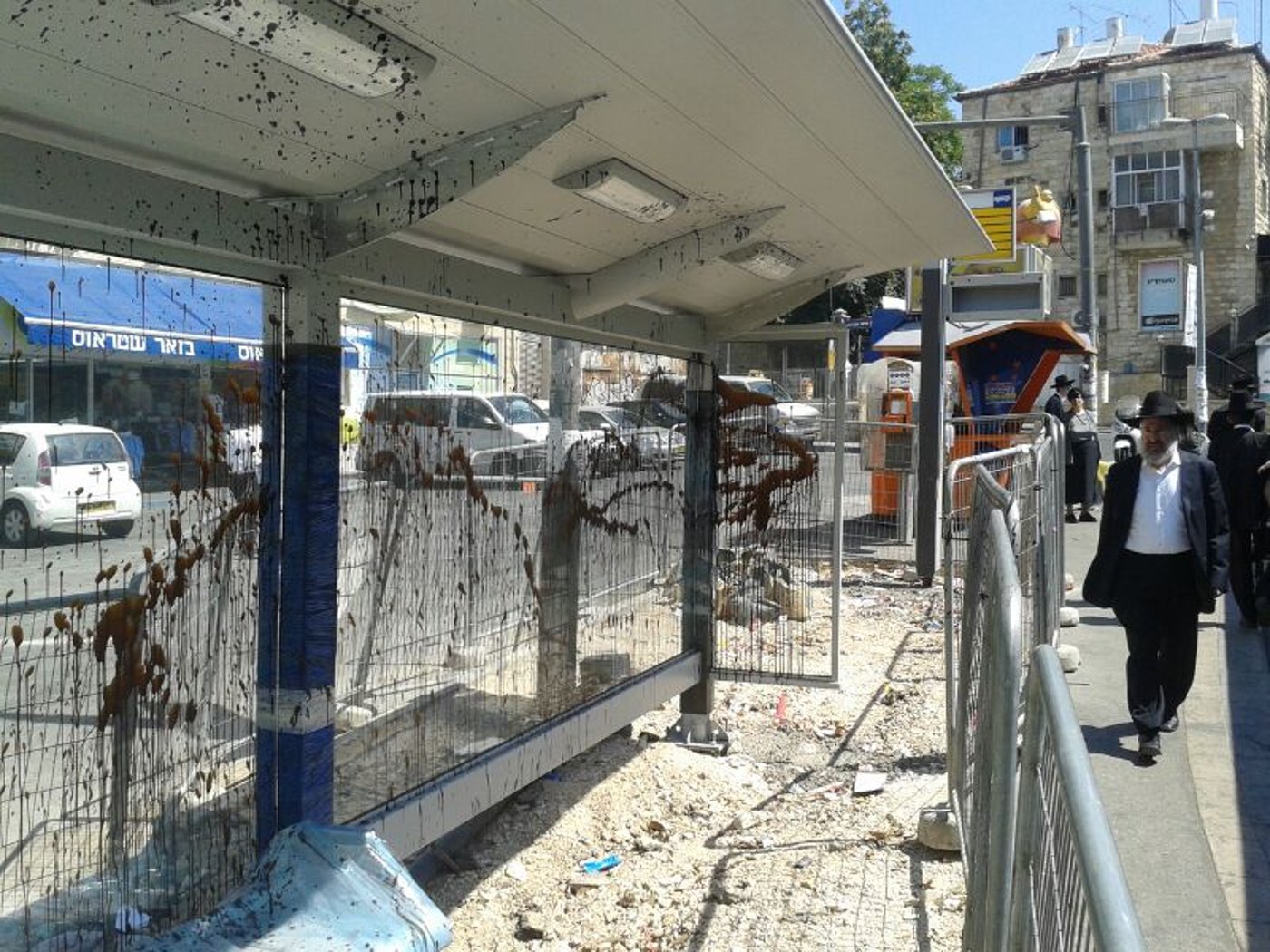 שערורייה בירושלים: הסיקריקים משחיתים תחנות אוטובוס