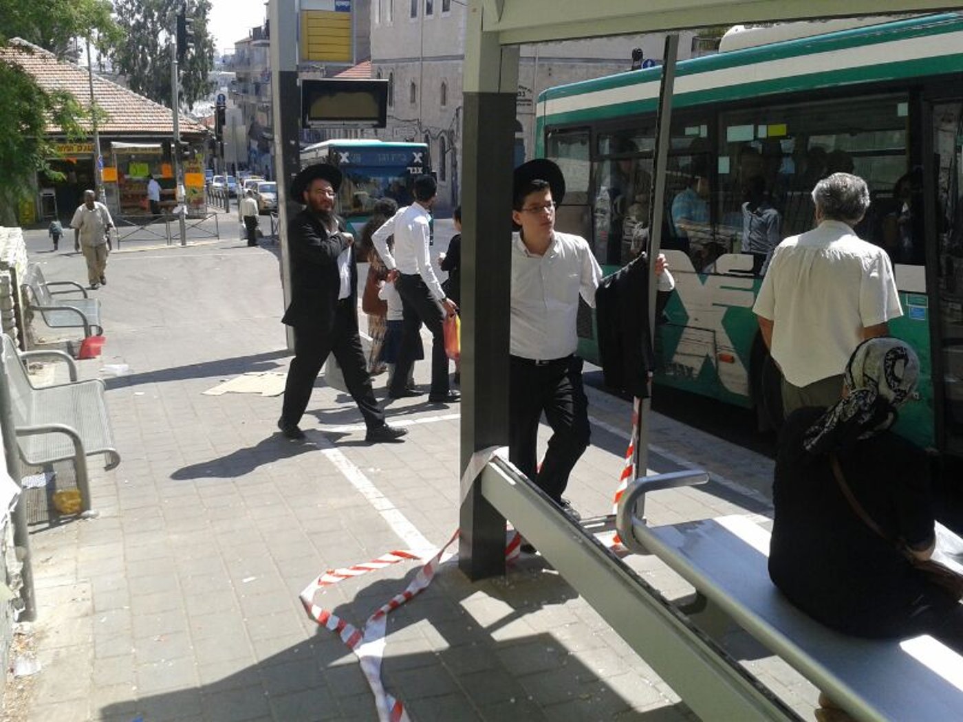 שערורייה בירושלים: הסיקריקים משחיתים תחנות אוטובוס