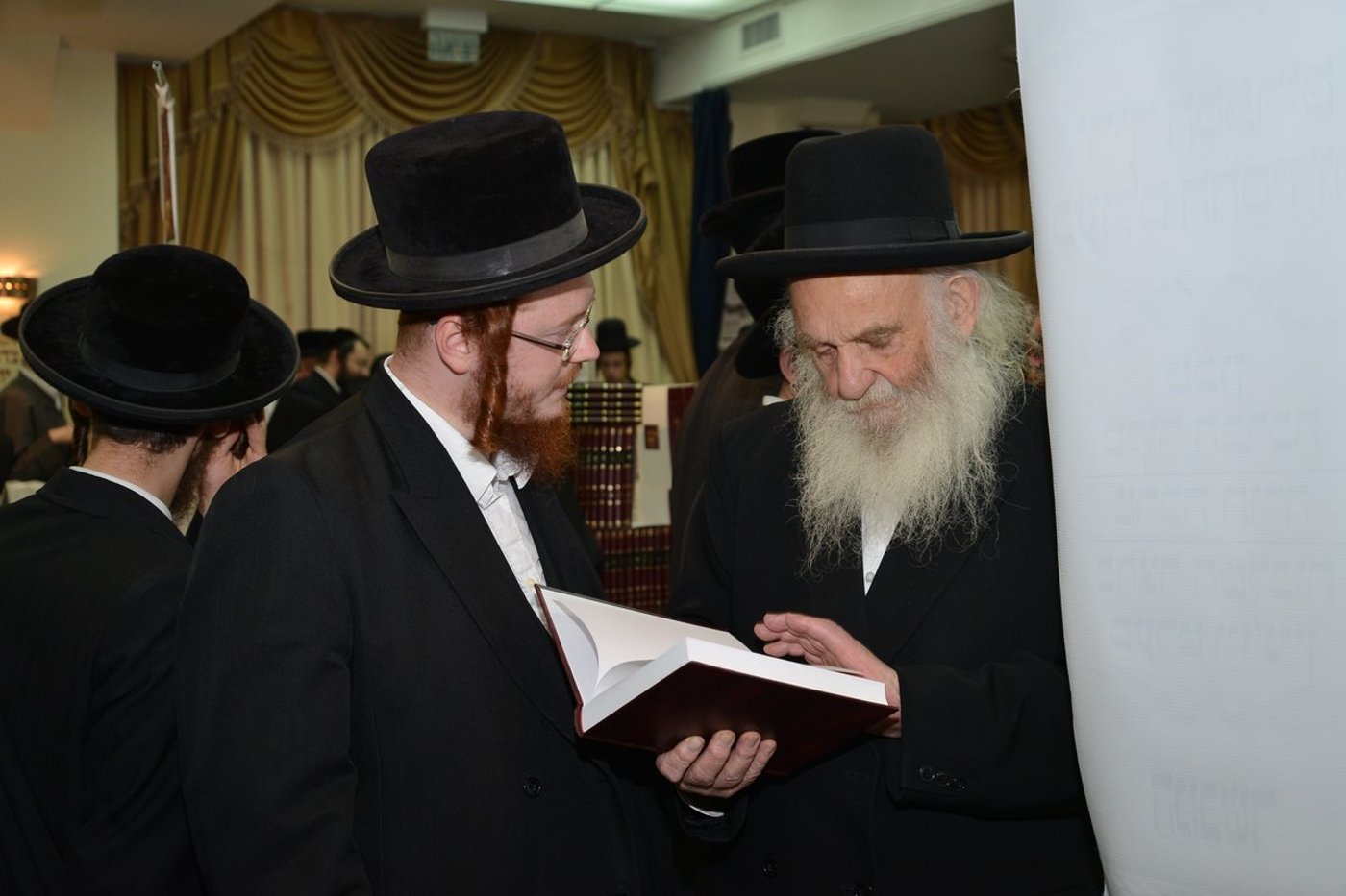 המונים ביריד הספרים של "המבשר" • גלריה