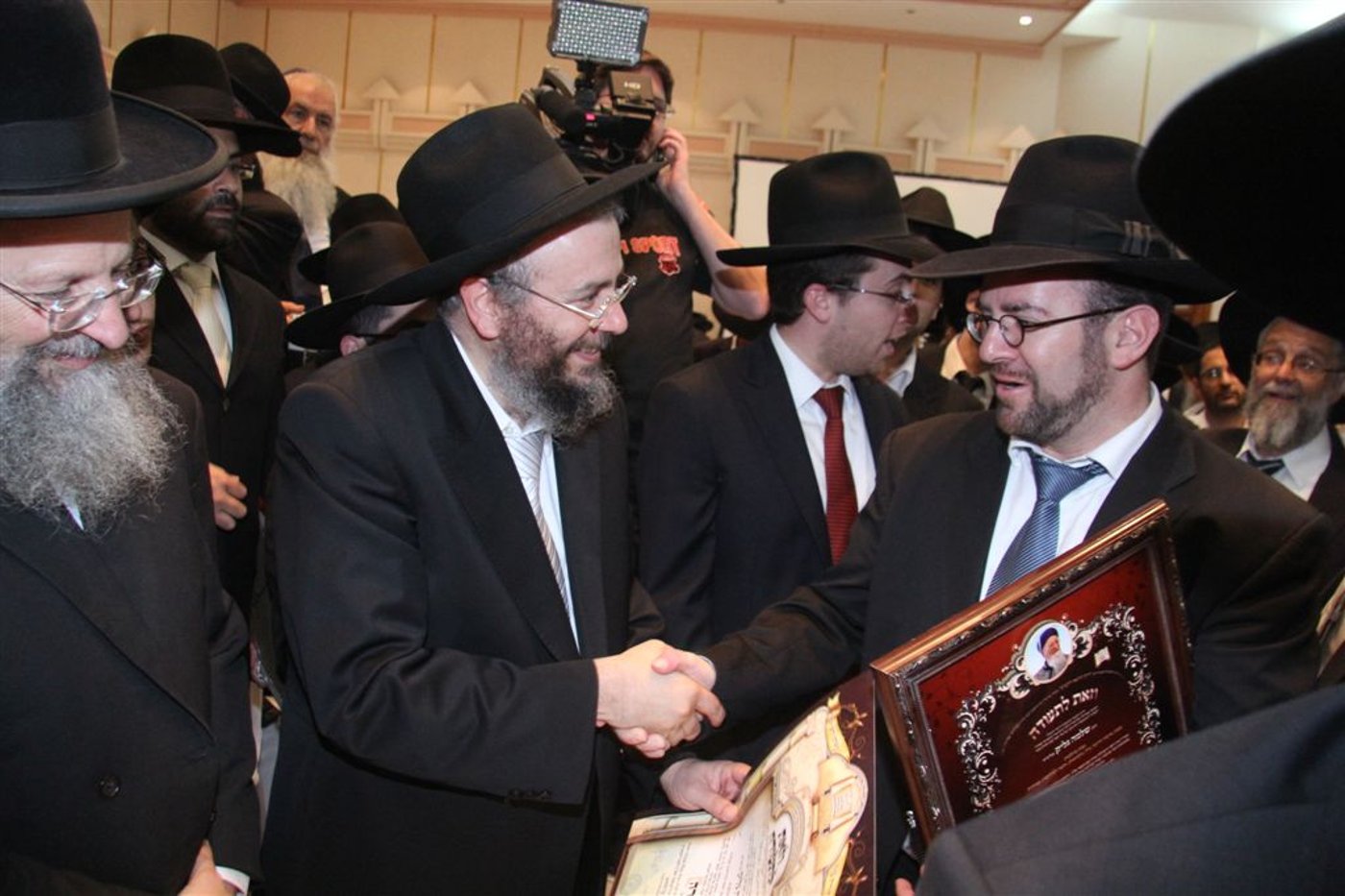 כובע של רב, לצד אפוד של מציל חיים