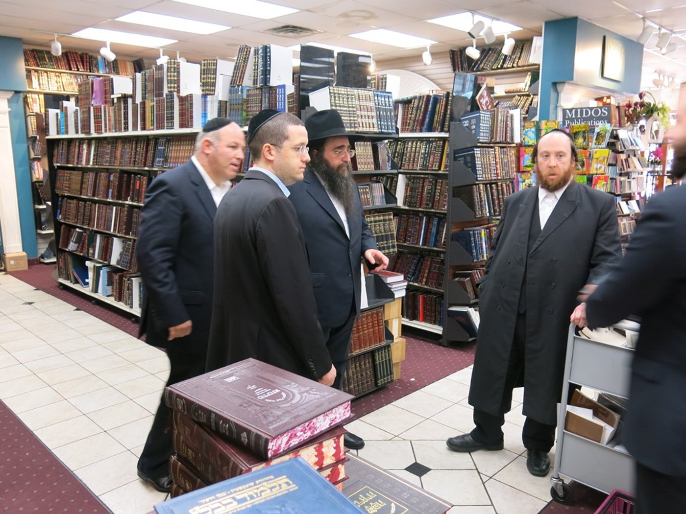 פפראצי: הרב יאשיהו פינטו ועו"ד אבי לביא קונים ספרים