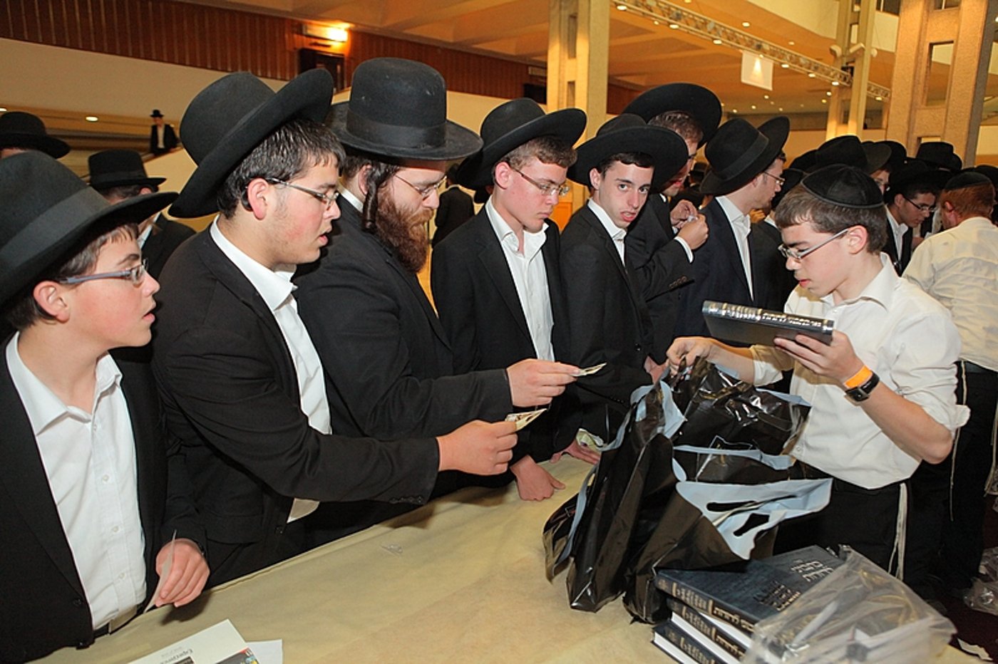 יום יארצייט ראשון לגרי"ש אלישיב: המונים בעצרת