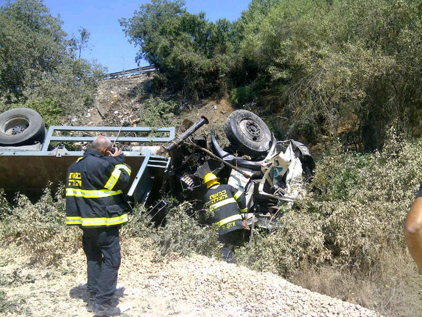 כביש 1: משאית התהפכה לוואדי, הנהג נפצע בינוני