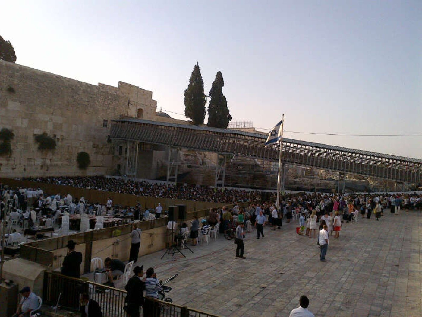 אלפי בנות בתפילה בכותל; 'נשות הכותל' נותרו מאחור