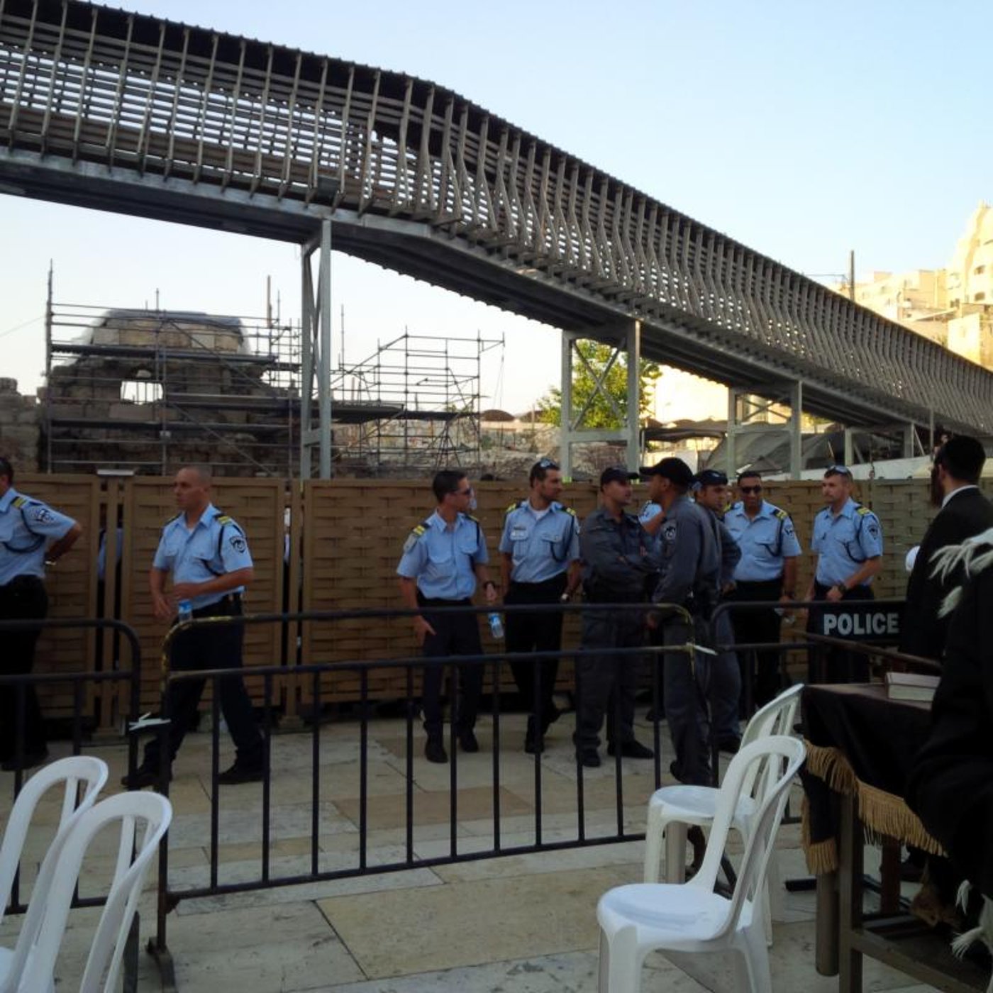 אלפי בנות בתפילה בכותל; 'נשות הכותל' נותרו מאחור