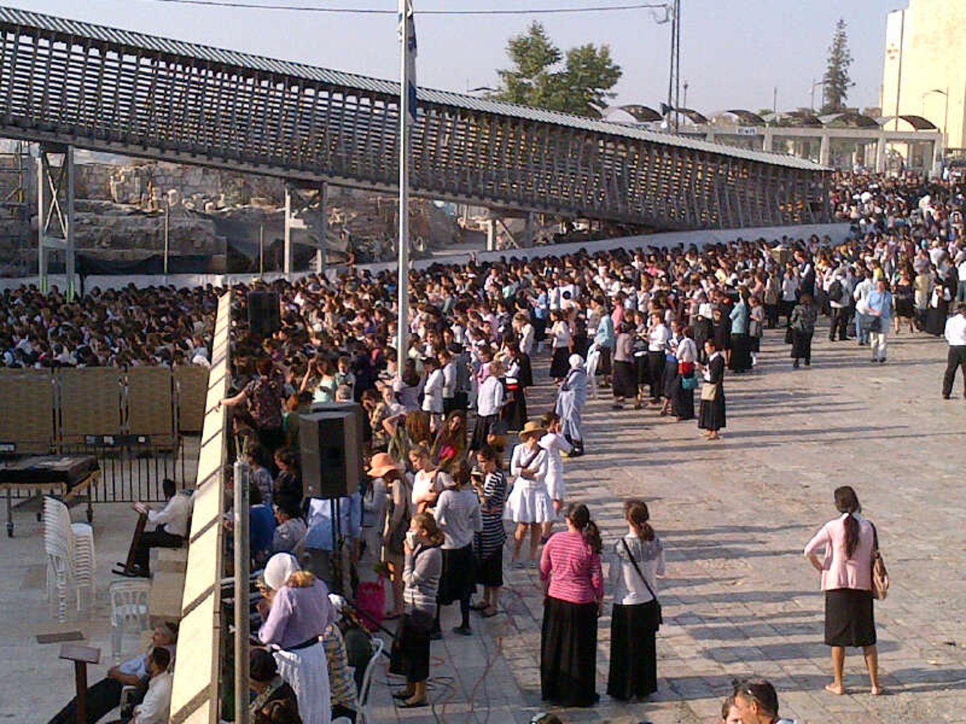 אלפי בנות בתפילה בכותל; 'נשות הכותל' נותרו מאחור