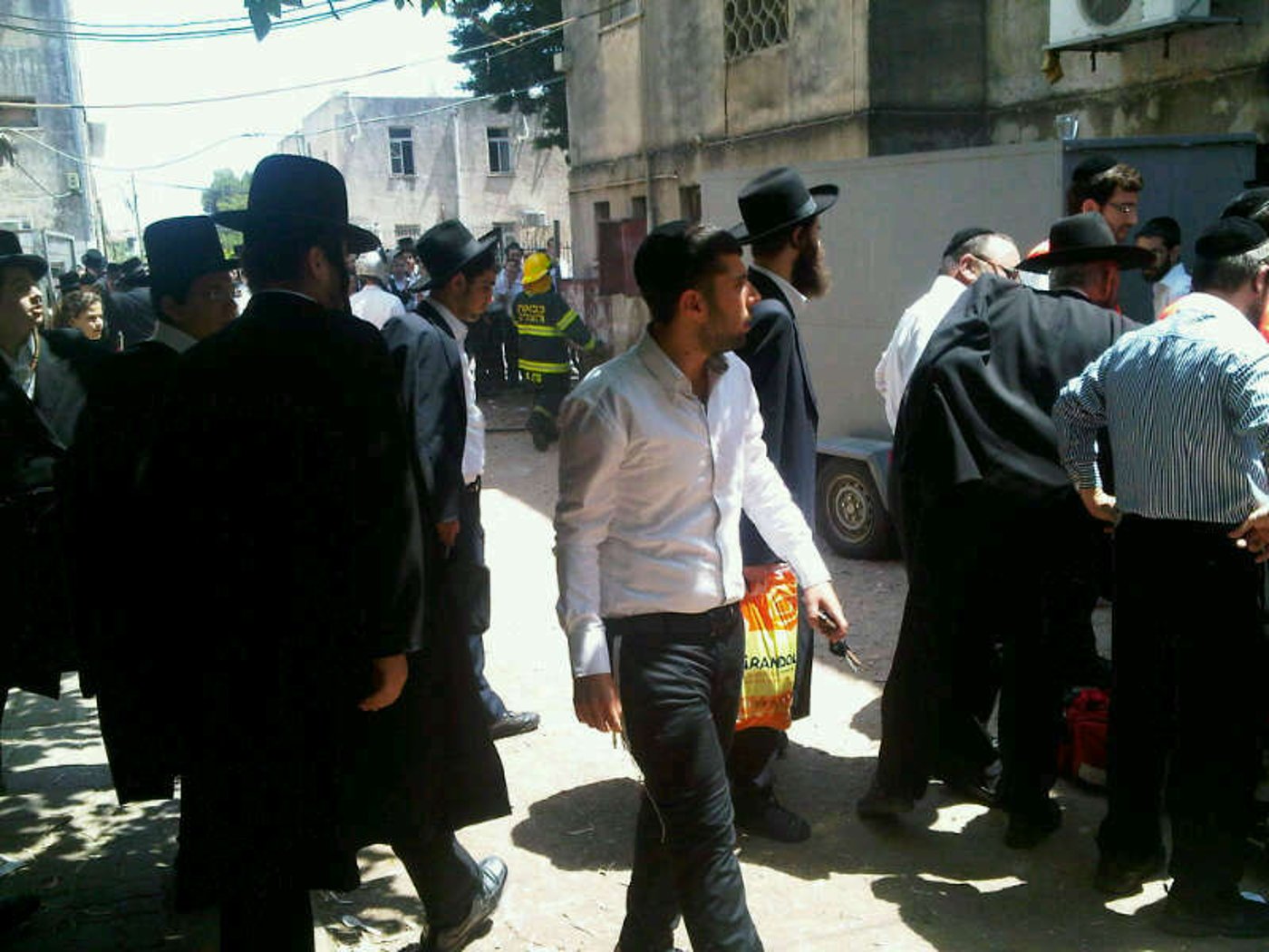 שריפה בישיבה בבני-ברק: מגיד שיעור קפץ מקומה ראשונה ונפצע