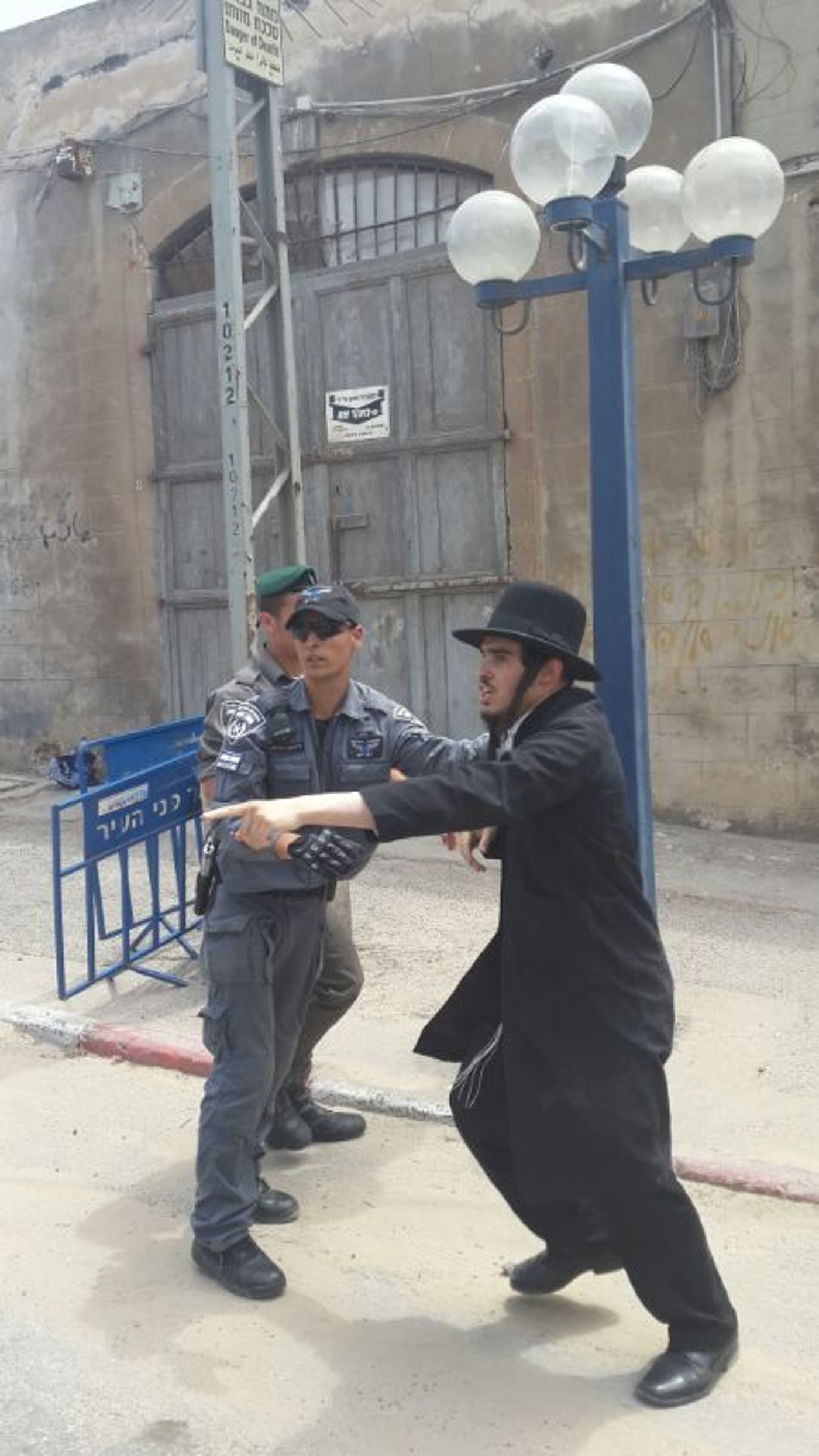 יפו: ארבעה עצורים בהפגנה נגד חילול קברים