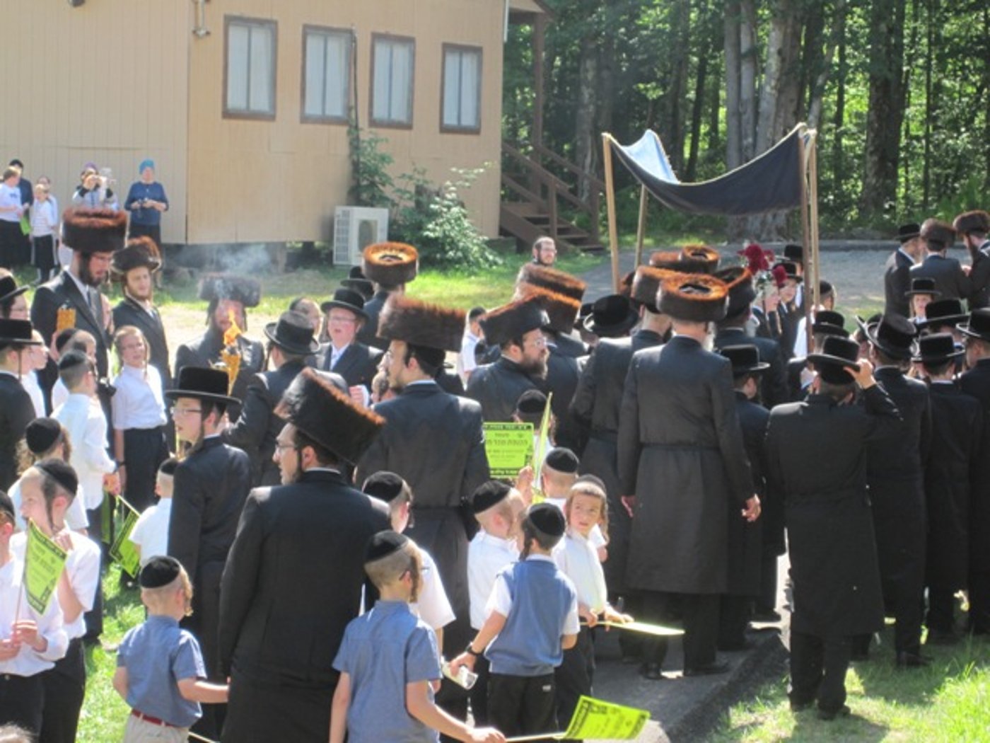 צפו: הכנסת ספר תורה בערב שבת