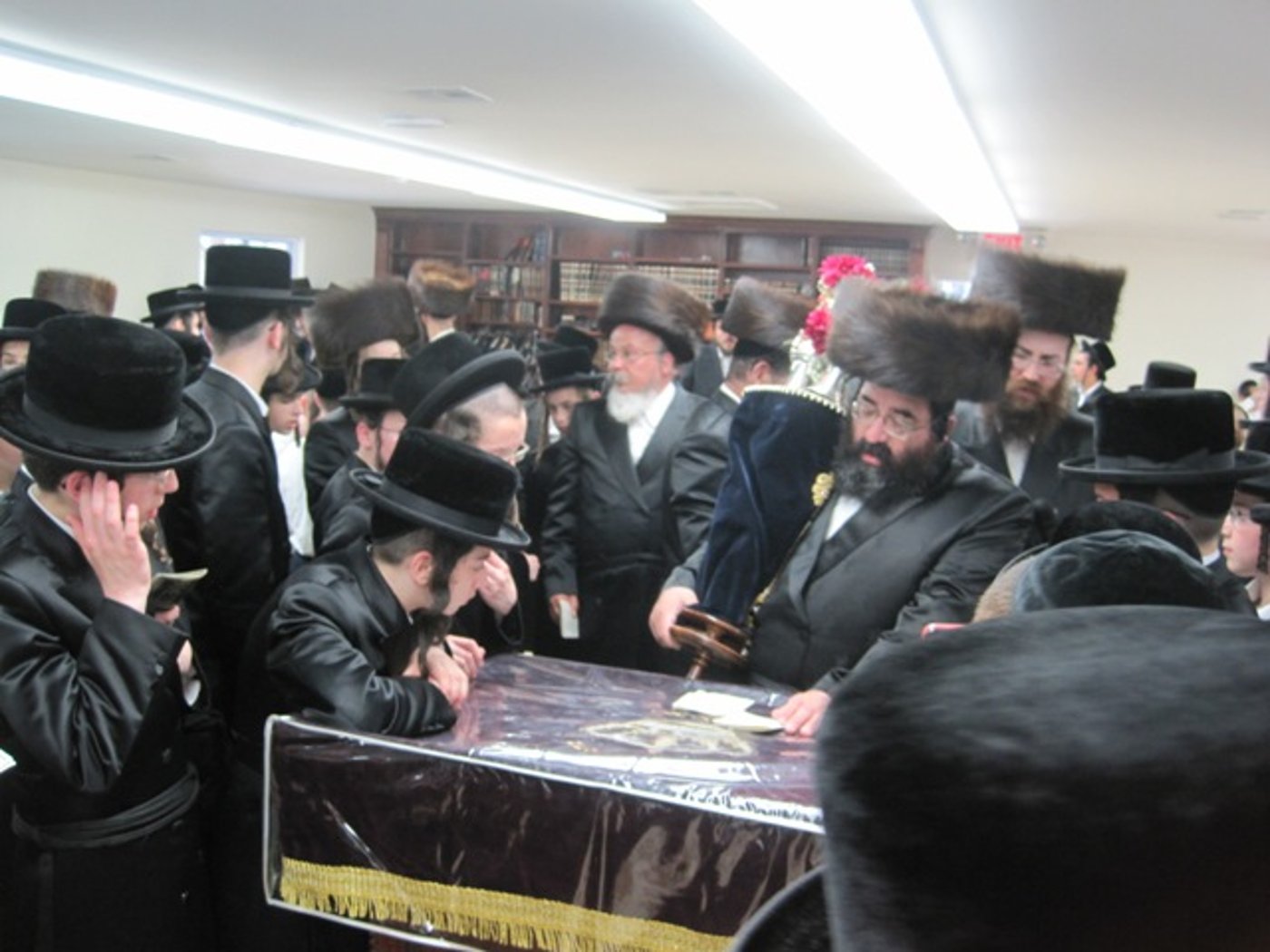 צפו: הכנסת ספר תורה בערב שבת