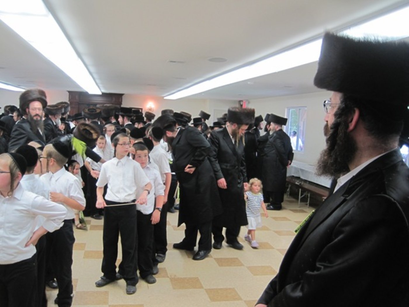 צפו: הכנסת ספר תורה בערב שבת