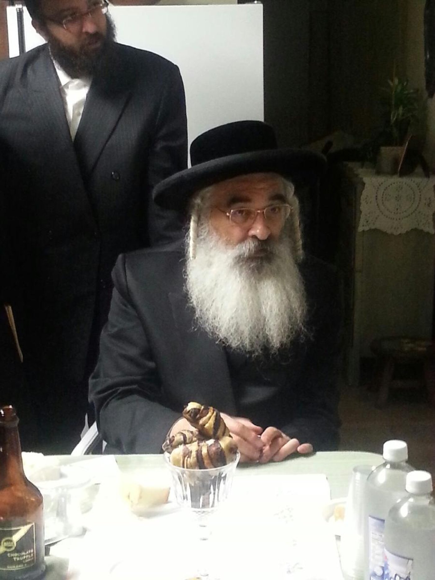 צפו: האדמו"ר מדושינסקי יצא למסע גיוס כספים