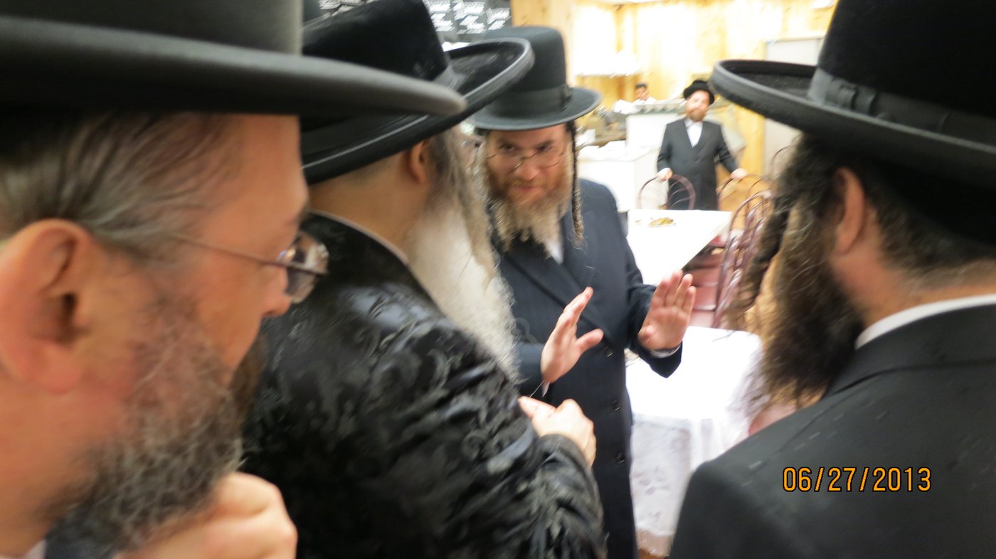 האדמו"ר מהר"י מסאטמר קבע מזוזה במחנה הנופש