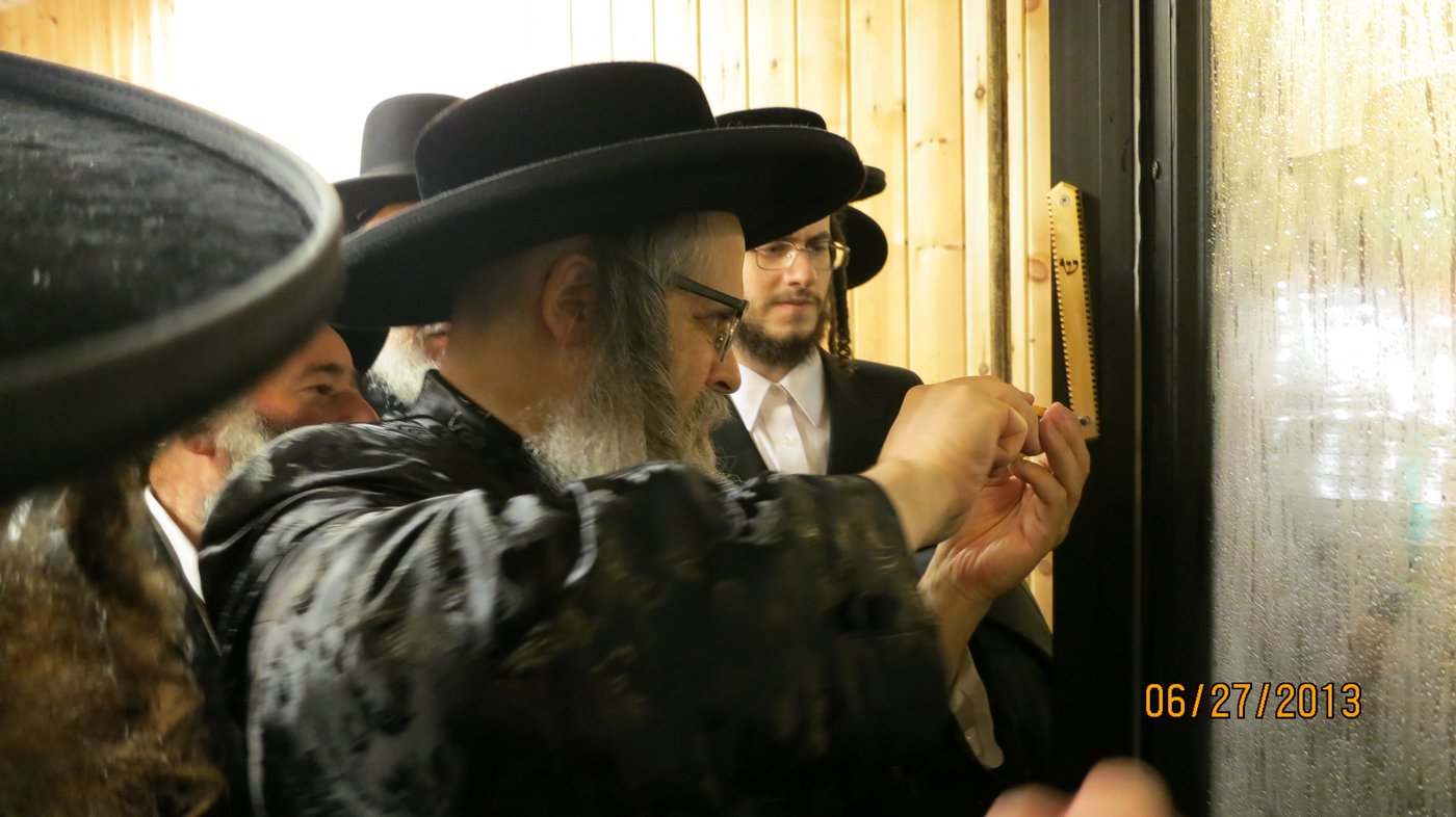 האדמו"ר מהר"י מסאטמר קבע מזוזה במחנה הנופש