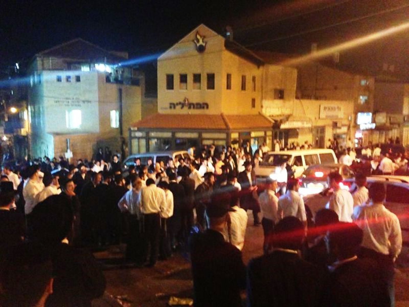 מאה שערים: תושבים התגודדו סביב חייל חרדי