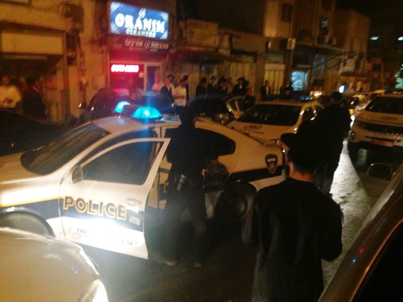 מאה שערים: תושבים התגודדו סביב חייל חרדי