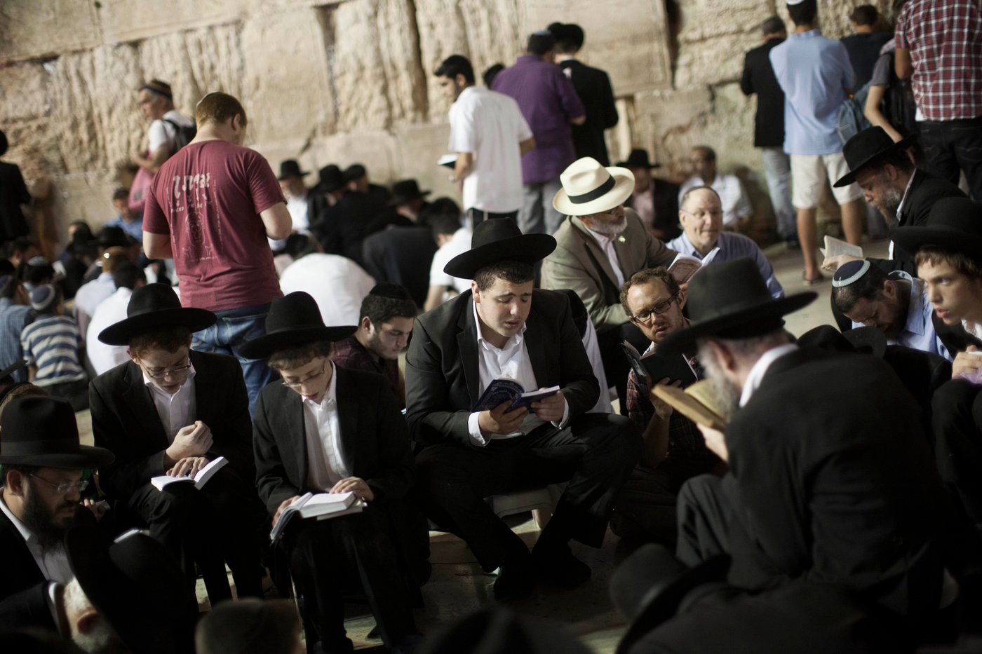 עַל הַר-צִיּוֹן שֶׁשָּׁמֵם: אלפים מתאבלים בכותל • גלריה