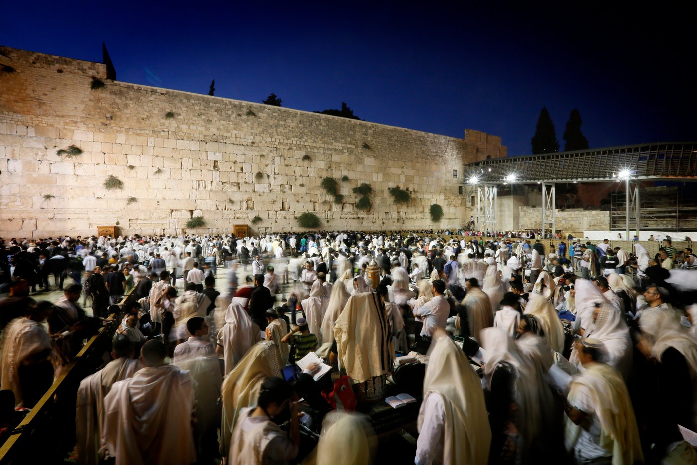 עַל הַר-צִיּוֹן שֶׁשָּׁמֵם: אלפים מתאבלים בכותל • גלריה