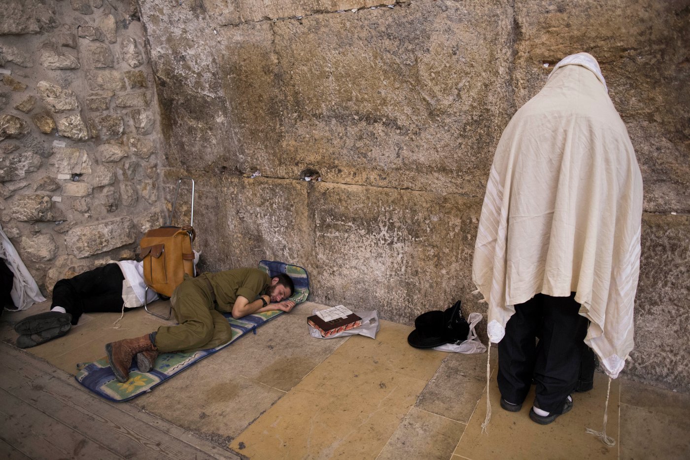 עַל הַר-צִיּוֹן שֶׁשָּׁמֵם: אלפים מתאבלים בכותל • גלריה