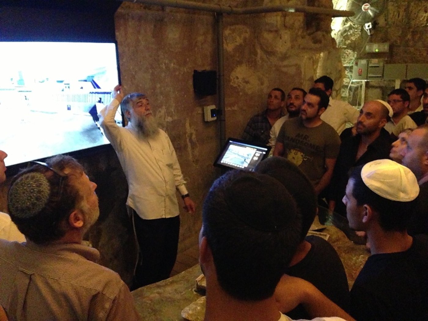 ליל תשעה באב בכותל: אומנים מתל-אביב בקודש הקודשים
