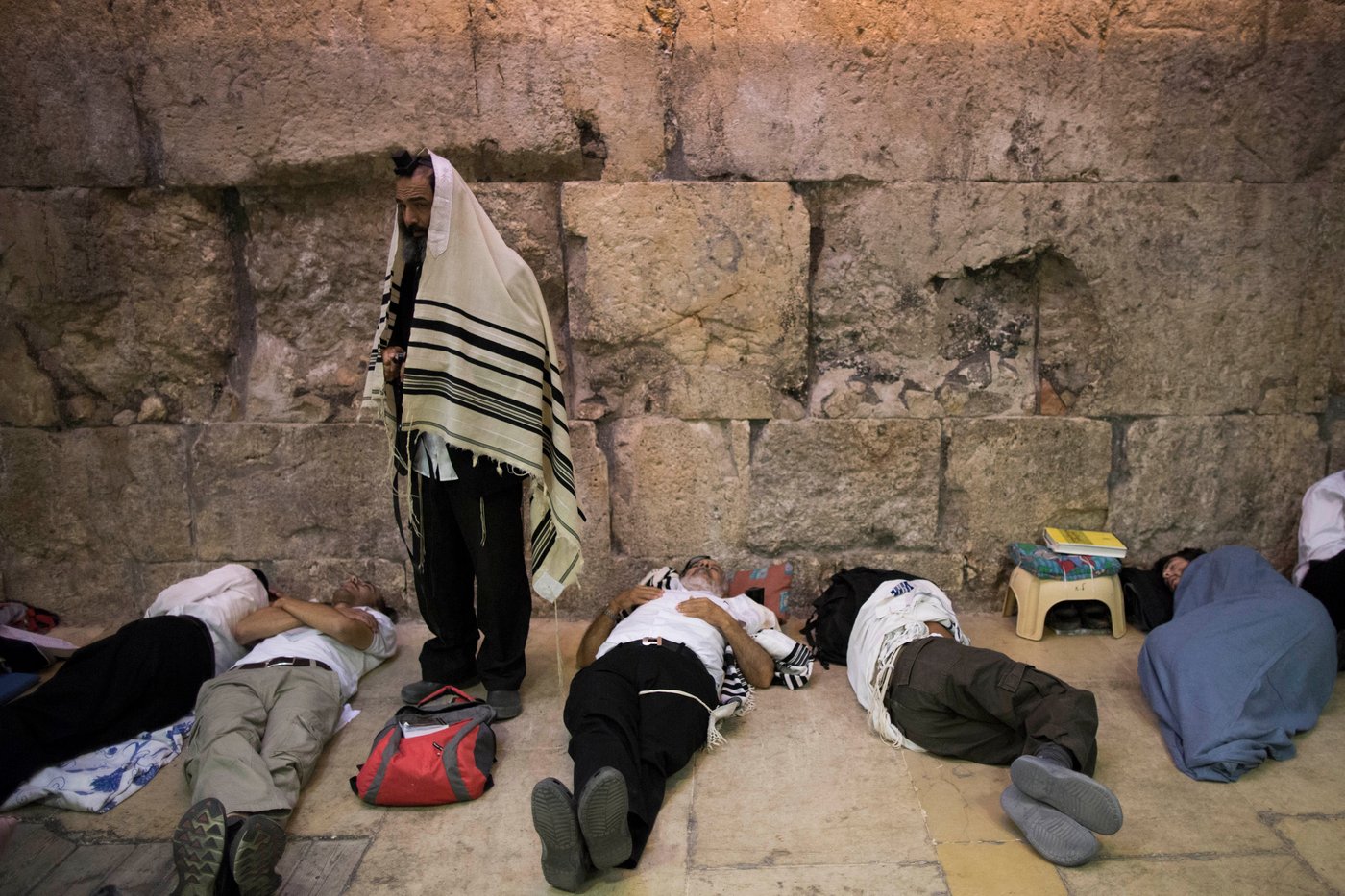 עַל הַר-צִיּוֹן שֶׁשָּׁמֵם: אלפים מתאבלים בכותל • גלריה