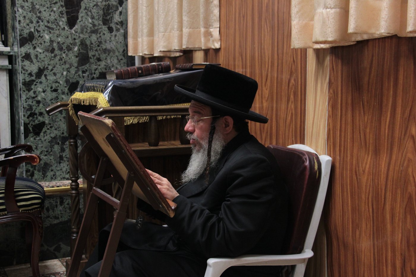פֵּרְשָׂה צִיּוֹן בְּיָדֶיהָ, אֵין מְנַחֵם לָהּ • גלריה ירושלמית