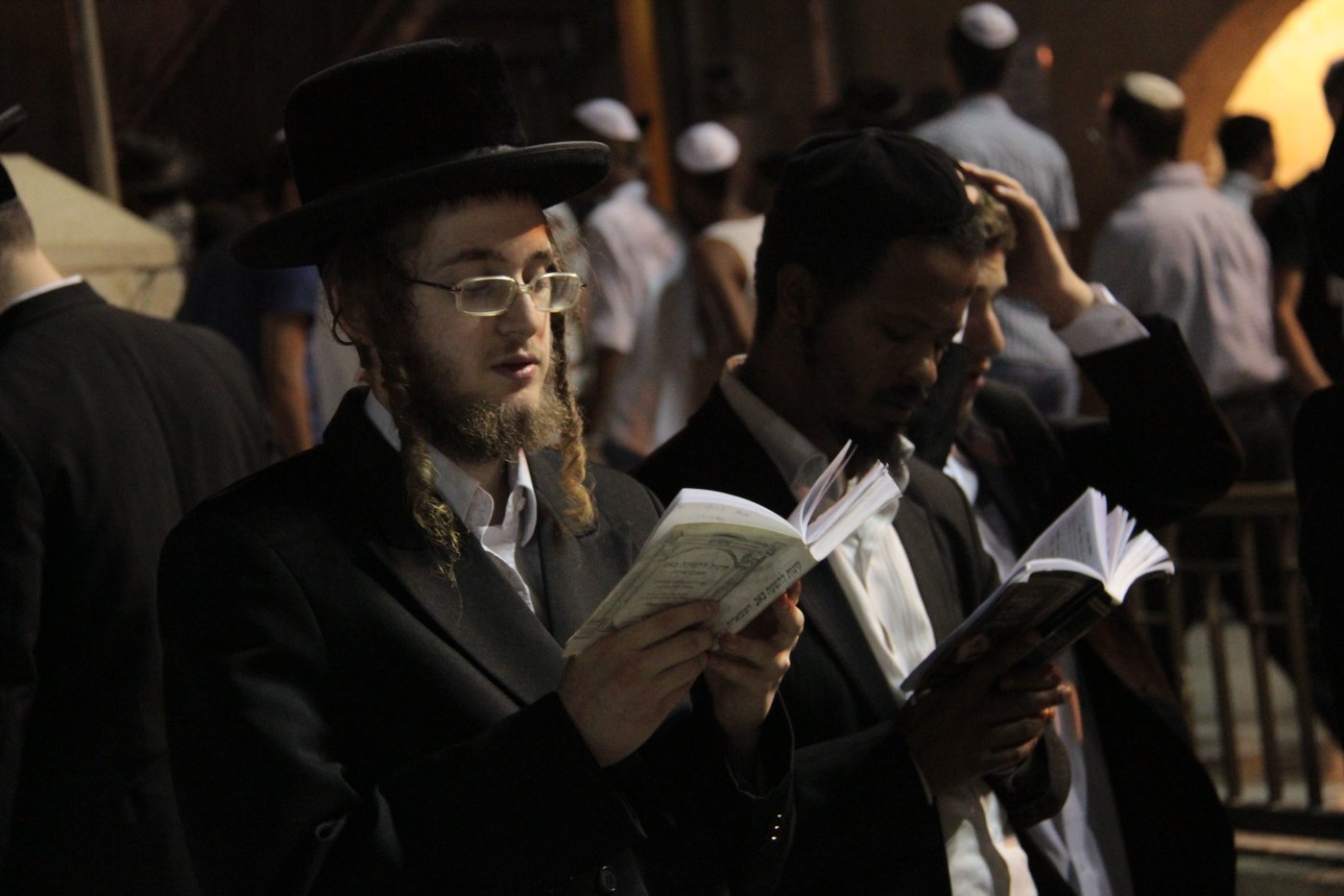 פֵּרְשָׂה צִיּוֹן בְּיָדֶיהָ, אֵין מְנַחֵם לָהּ • גלריה ירושלמית